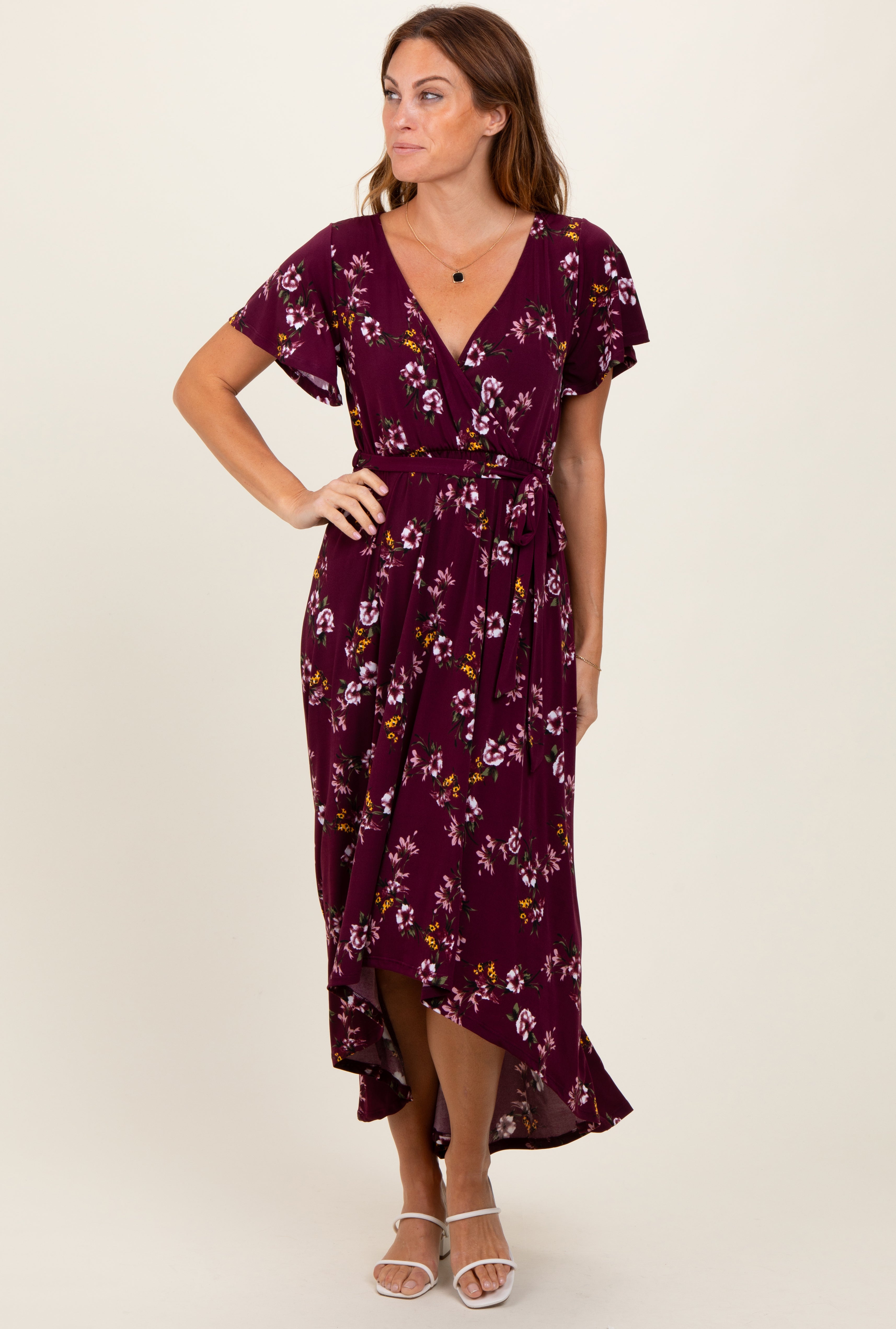 Bordeauxrotes Umstands-Maxikleid mit Blumenmuster, Wickeloptik und Vokuhila-Saum