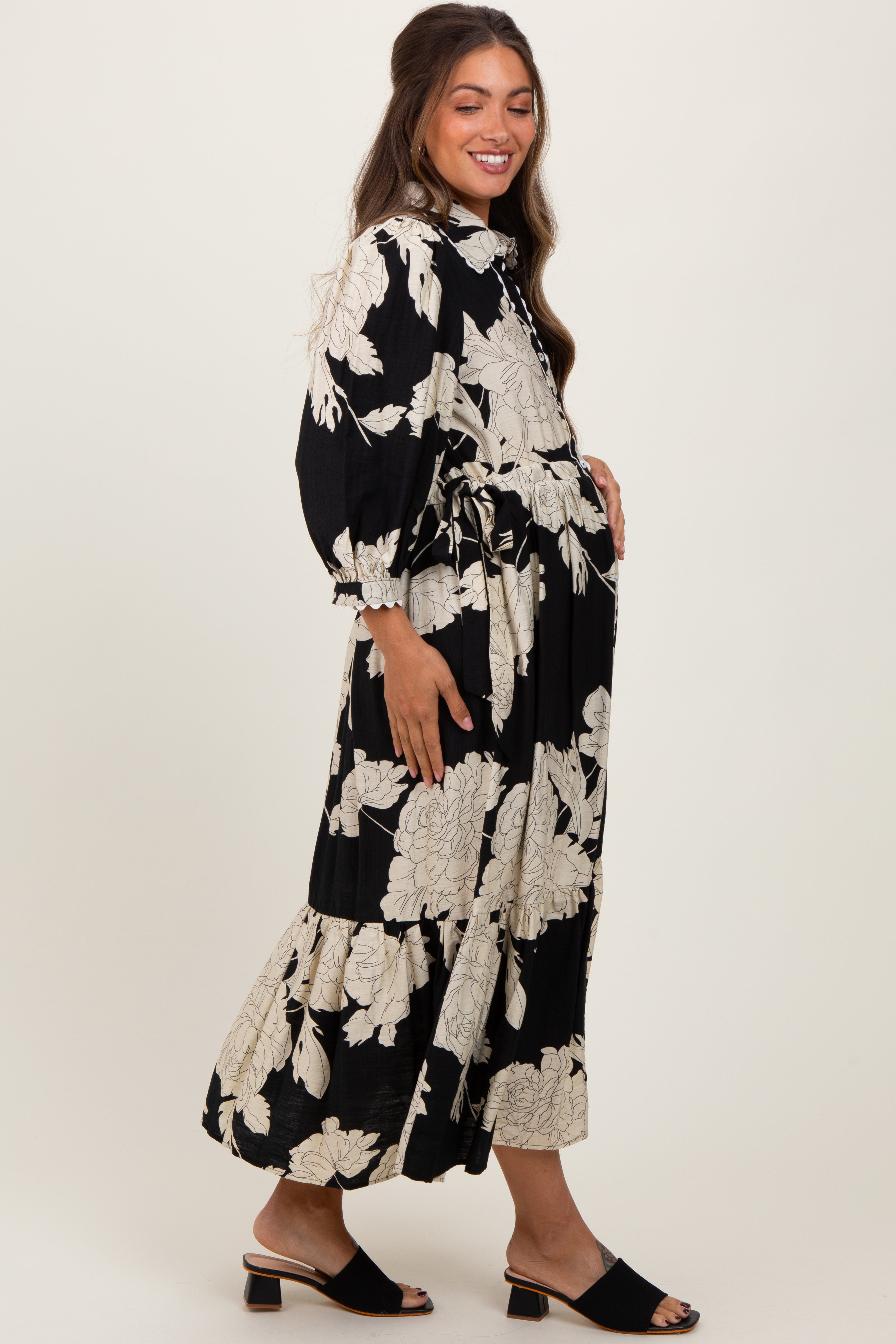 Schwarzes Umstands-Hemdblusenkleid mit Blumenmuster und Bindegürtel in der Taille