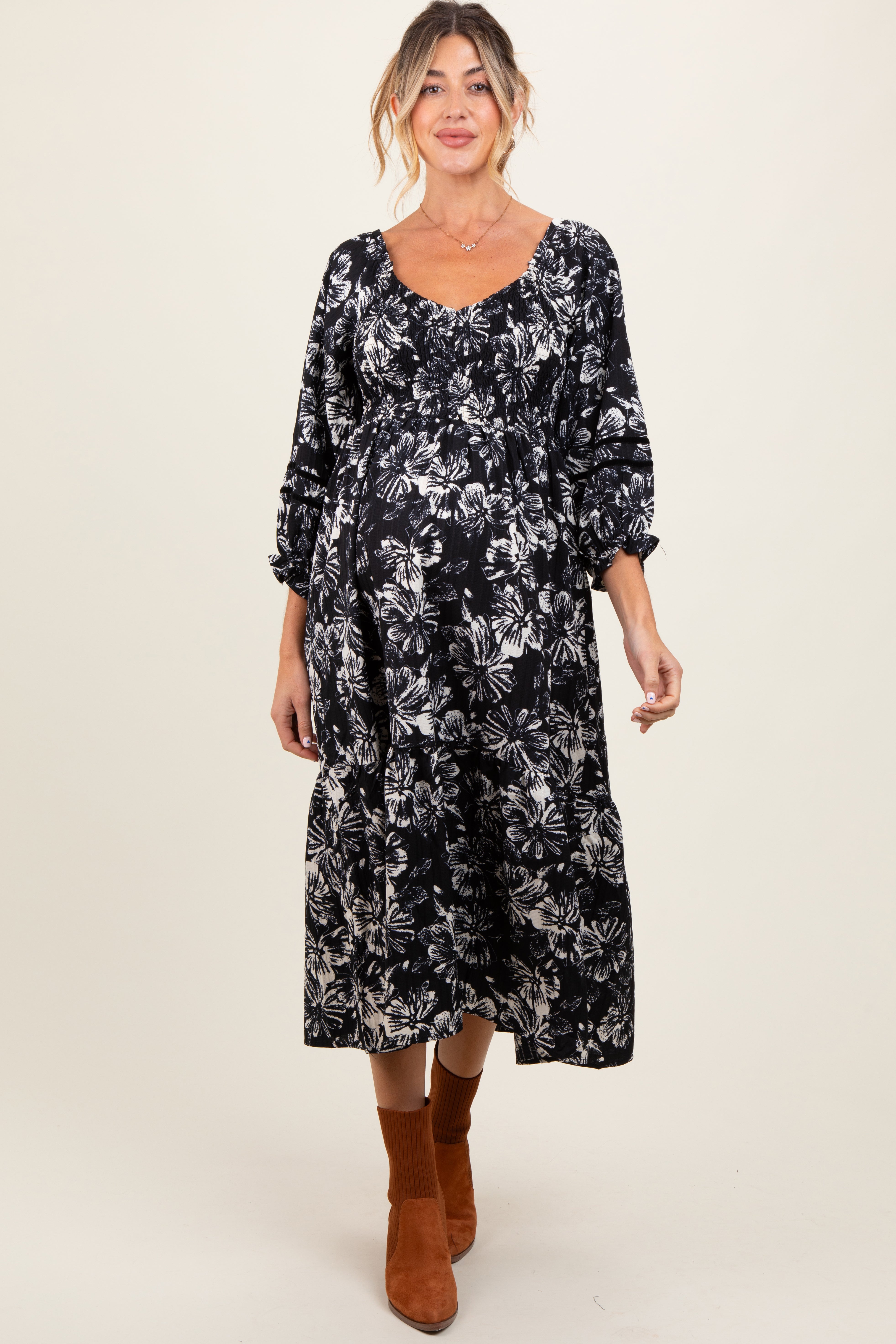 Schwarzes Umstands-Midikleid mit Blumenmuster, Smok-Oberteil, 3/4-Ärmeln und Stufenrock