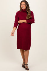 Bordeauxrotes Umstands-Pullover-Midikleid mit Rollkragen und Seitenschlitz