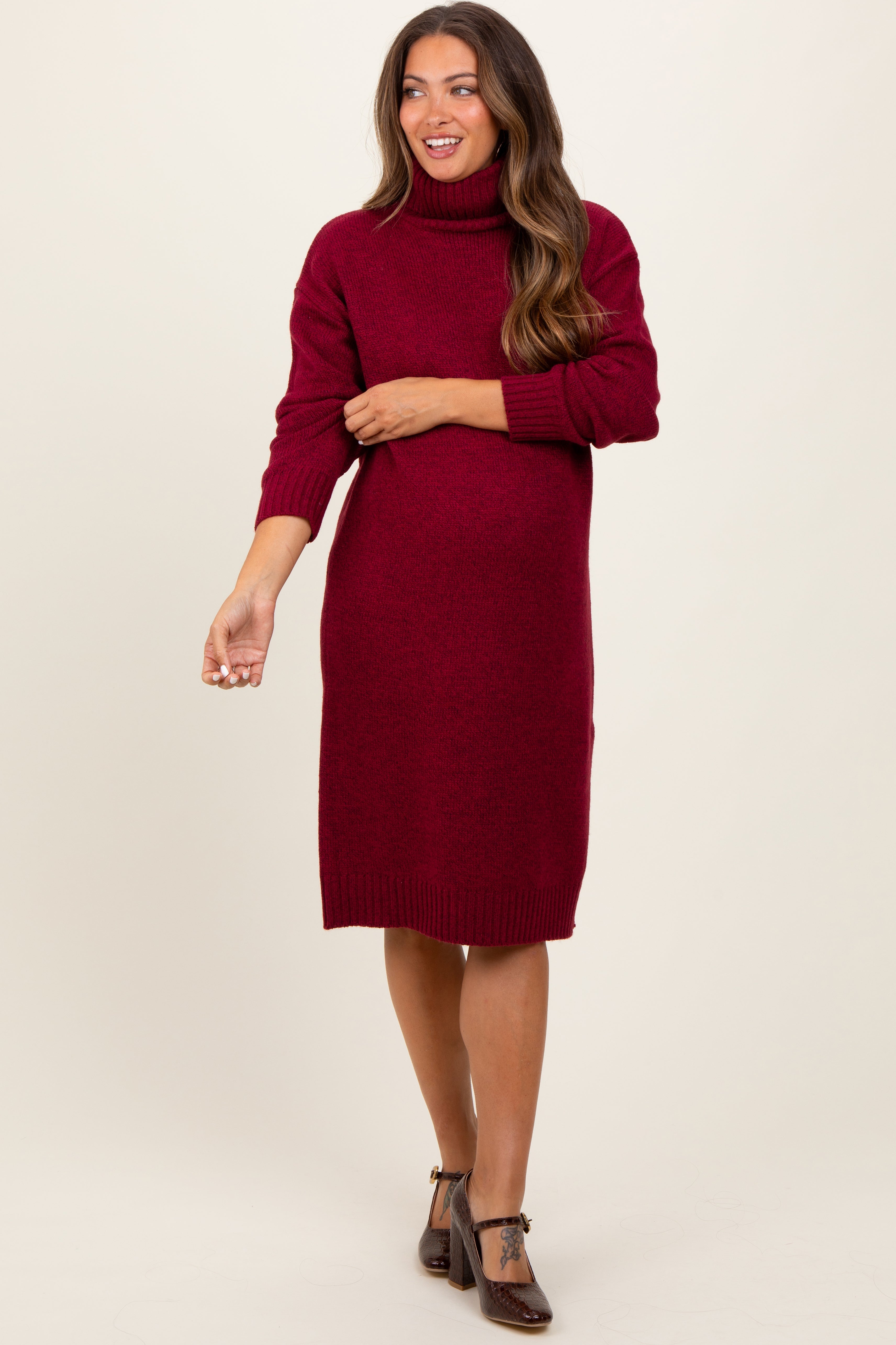 Bordeauxrotes Umstands-Pullover-Midikleid mit Rollkragen und Seitenschlitz