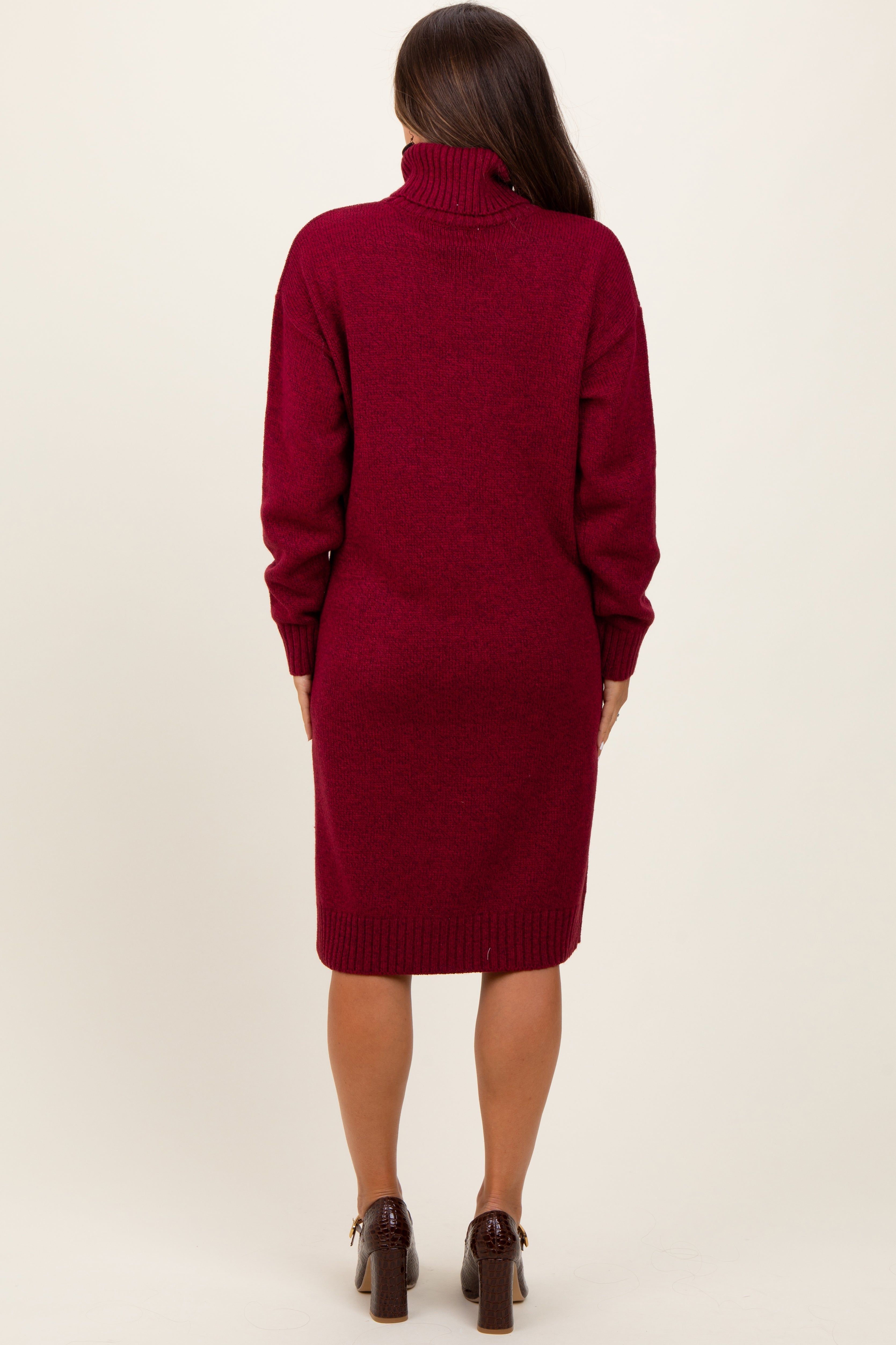 Bordeauxrotes Umstands-Pullover-Midikleid mit Rollkragen und Seitenschlitz