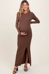 Mokkafarbenes Umstands-Maxikleid aus Rippstrick mit langen Ärmeln und Seitenschlitz