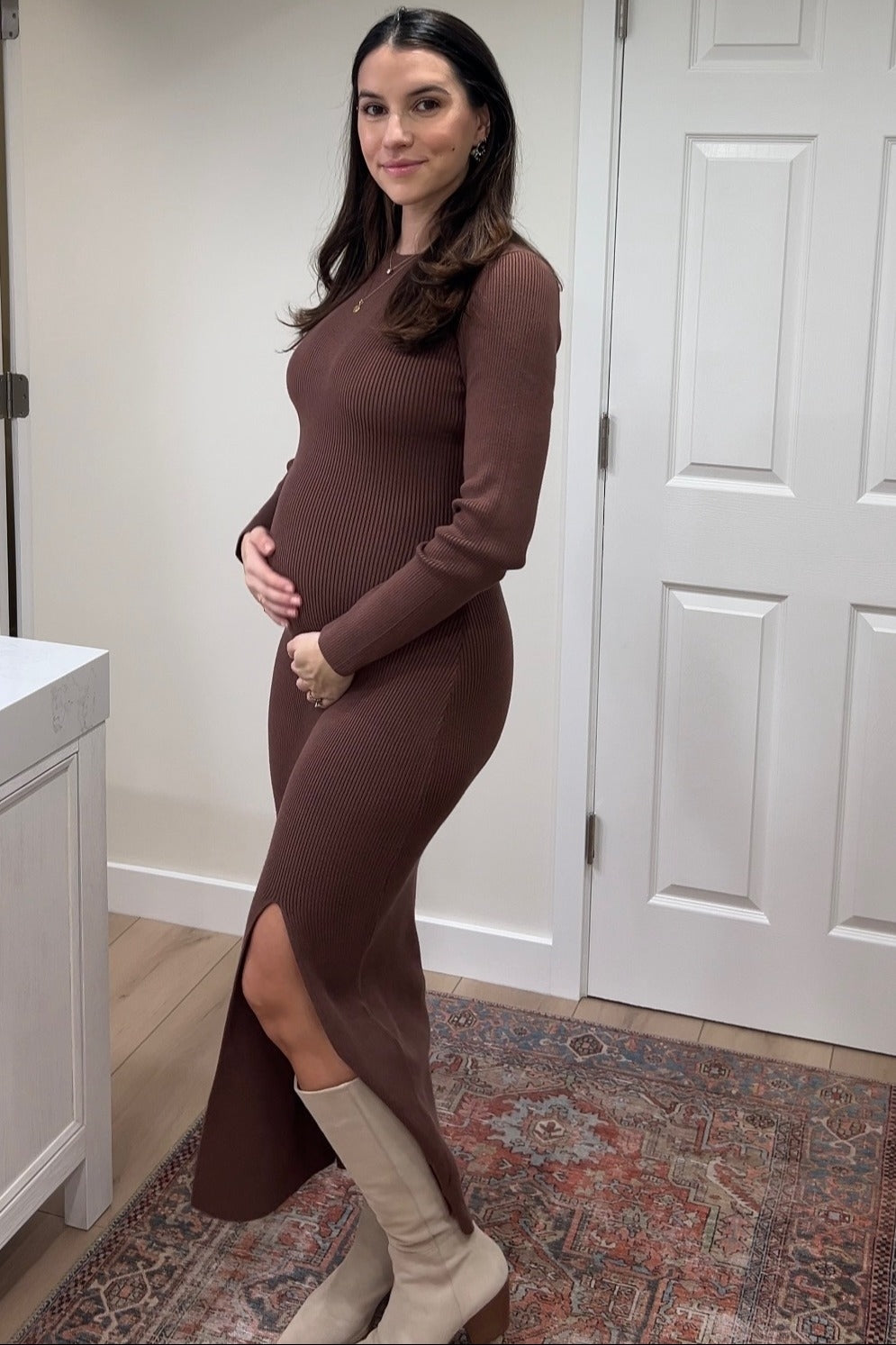 Mokkafarbenes Umstands-Maxikleid aus Rippstrick mit langen Ärmeln und Seitenschlitz
