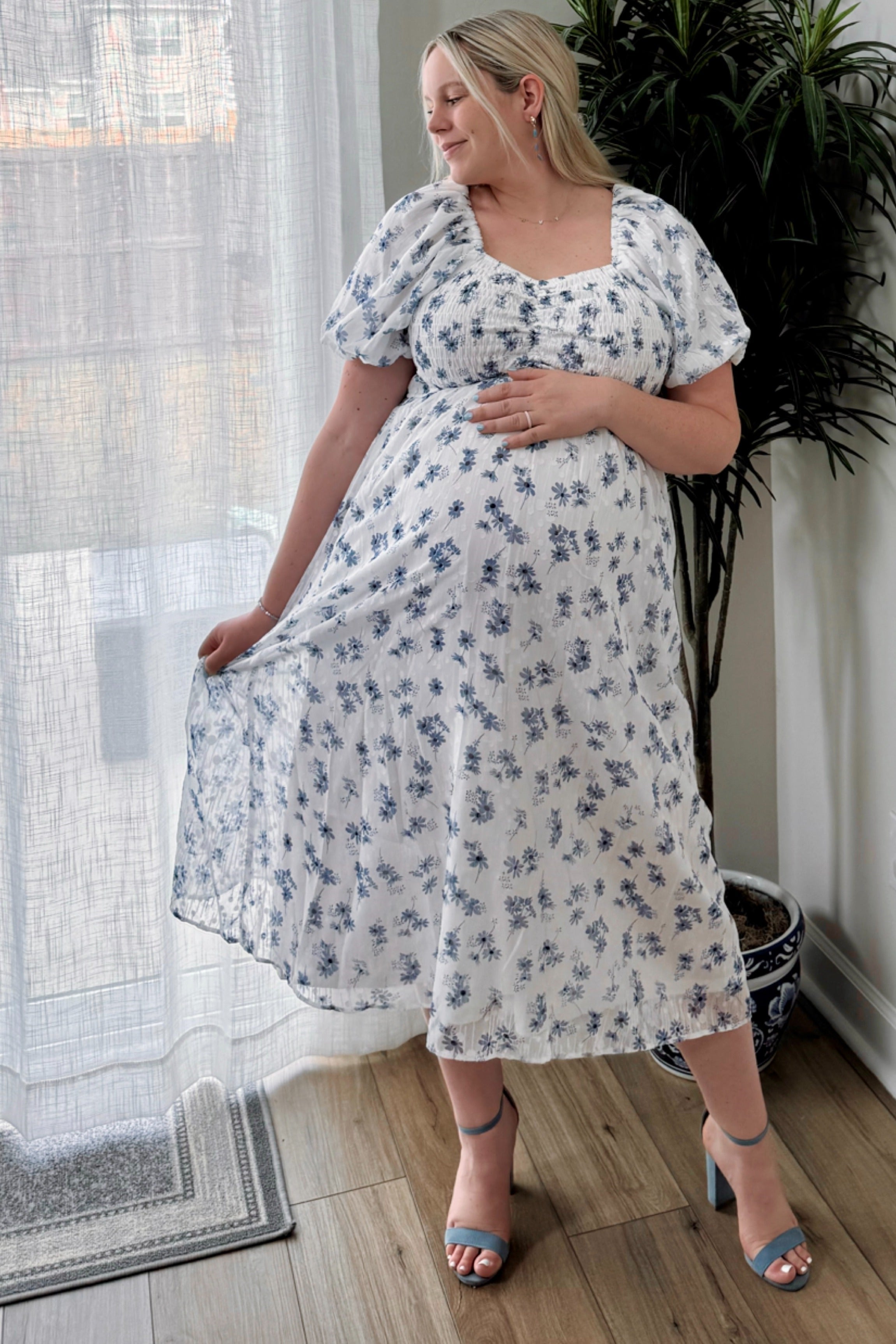 Blaues Umstands-Midikleid mit Blumenmuster und Smok-Oberteil