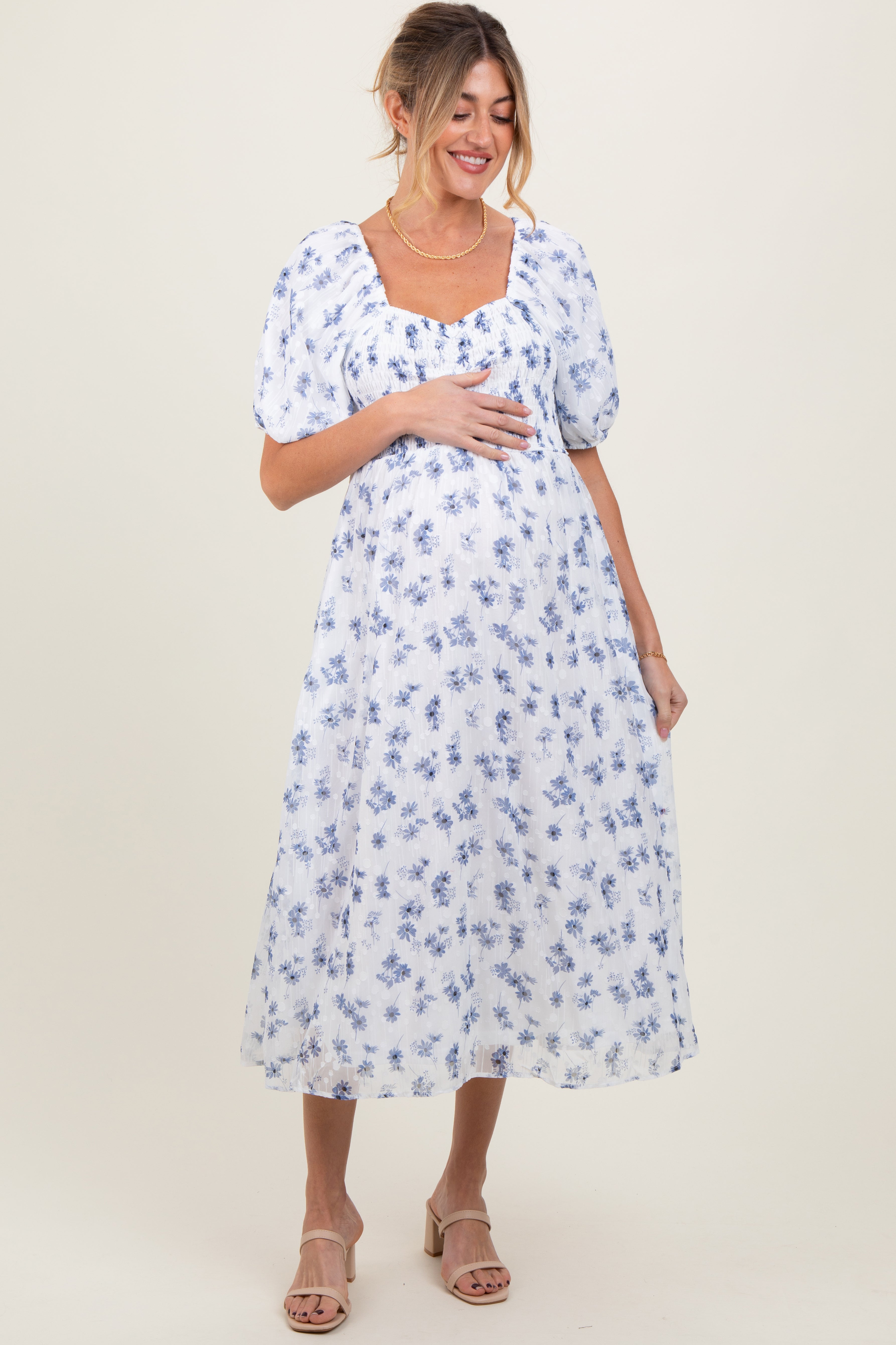 Blaues Umstands-Midikleid mit Blumenmuster und Smok-Oberteil
