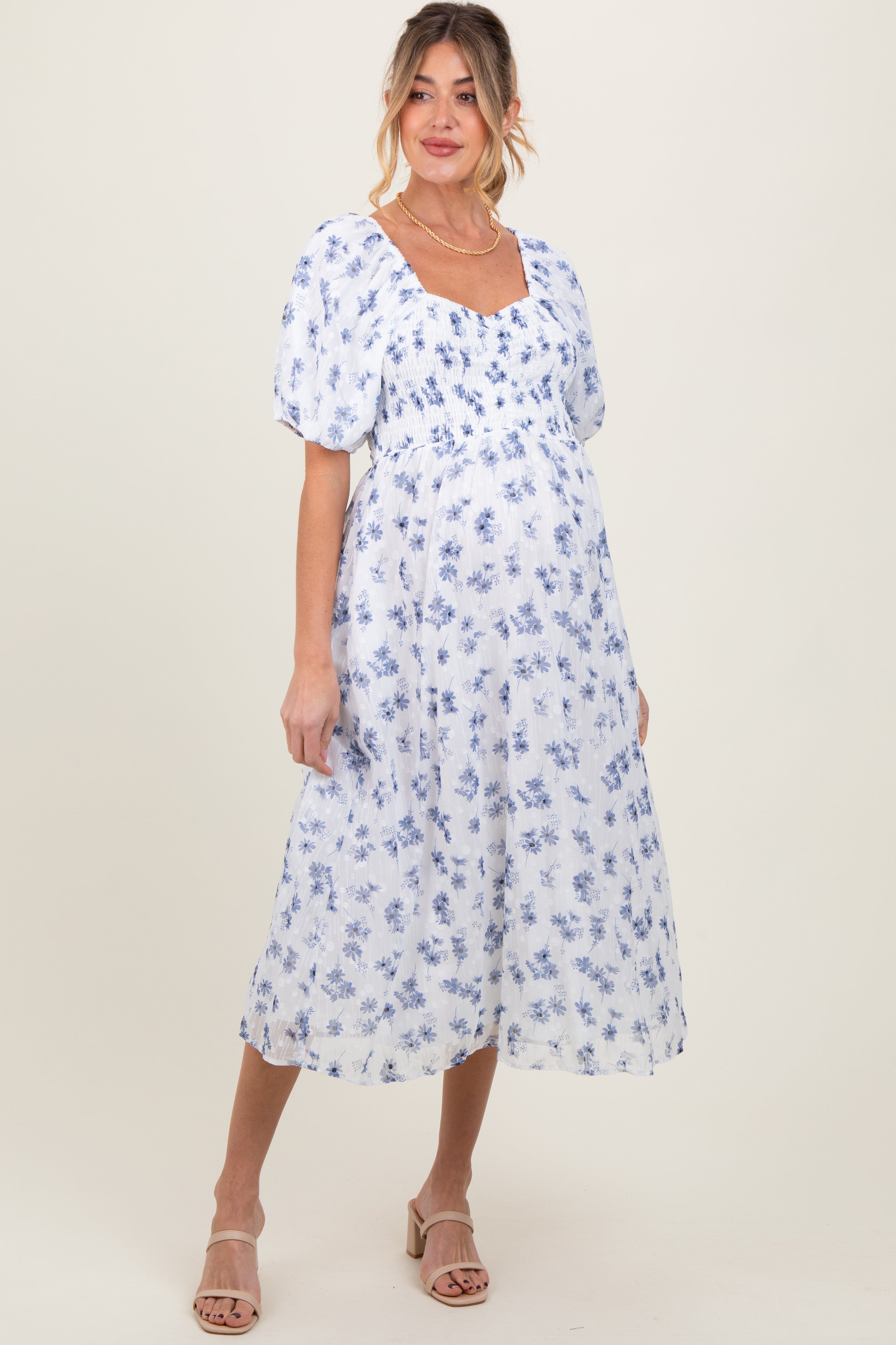 Blaues Umstands-Midikleid mit Blumenmuster und Smok-Oberteil