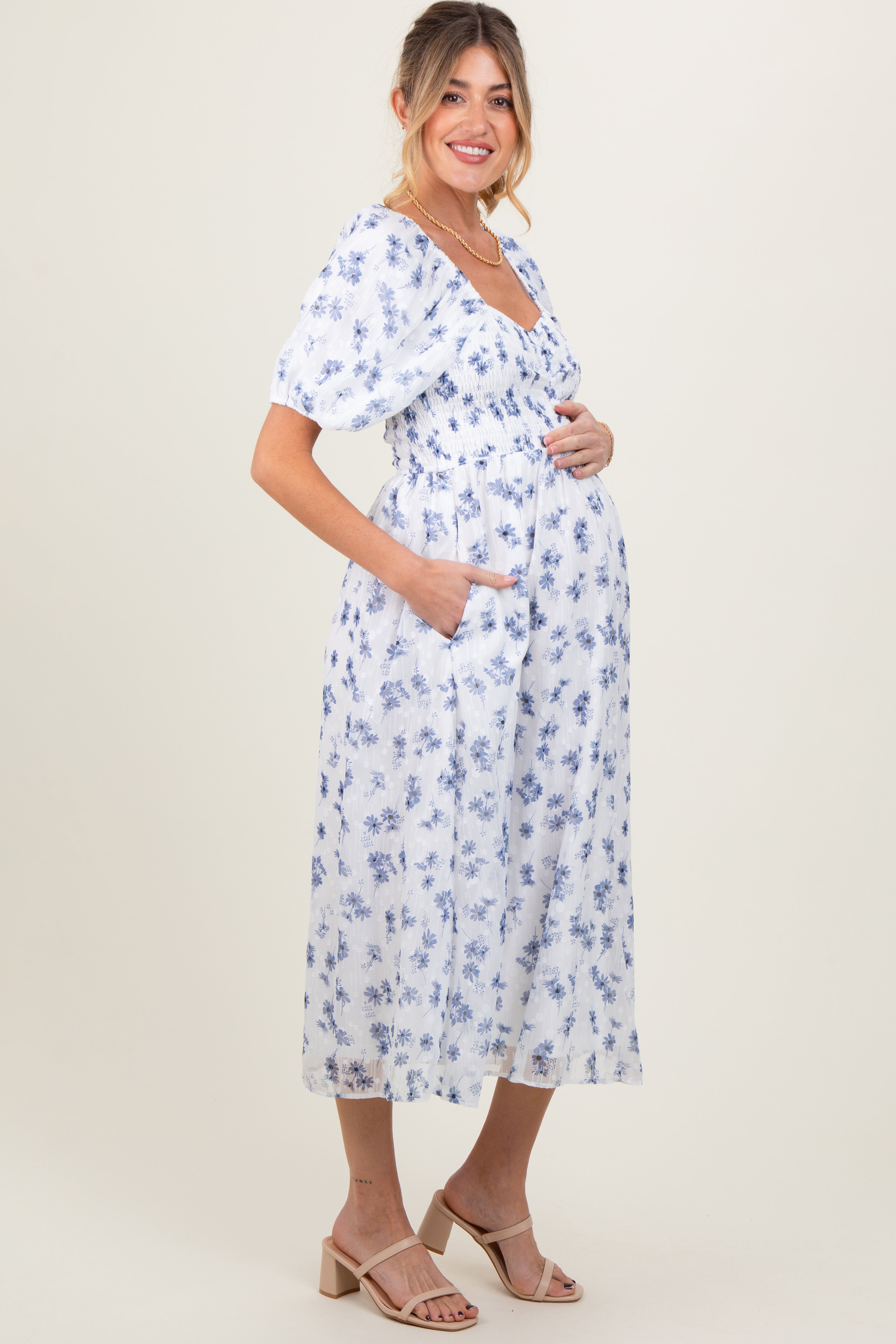 Blaues Umstands-Midikleid mit Blumenmuster und Smok-Oberteil