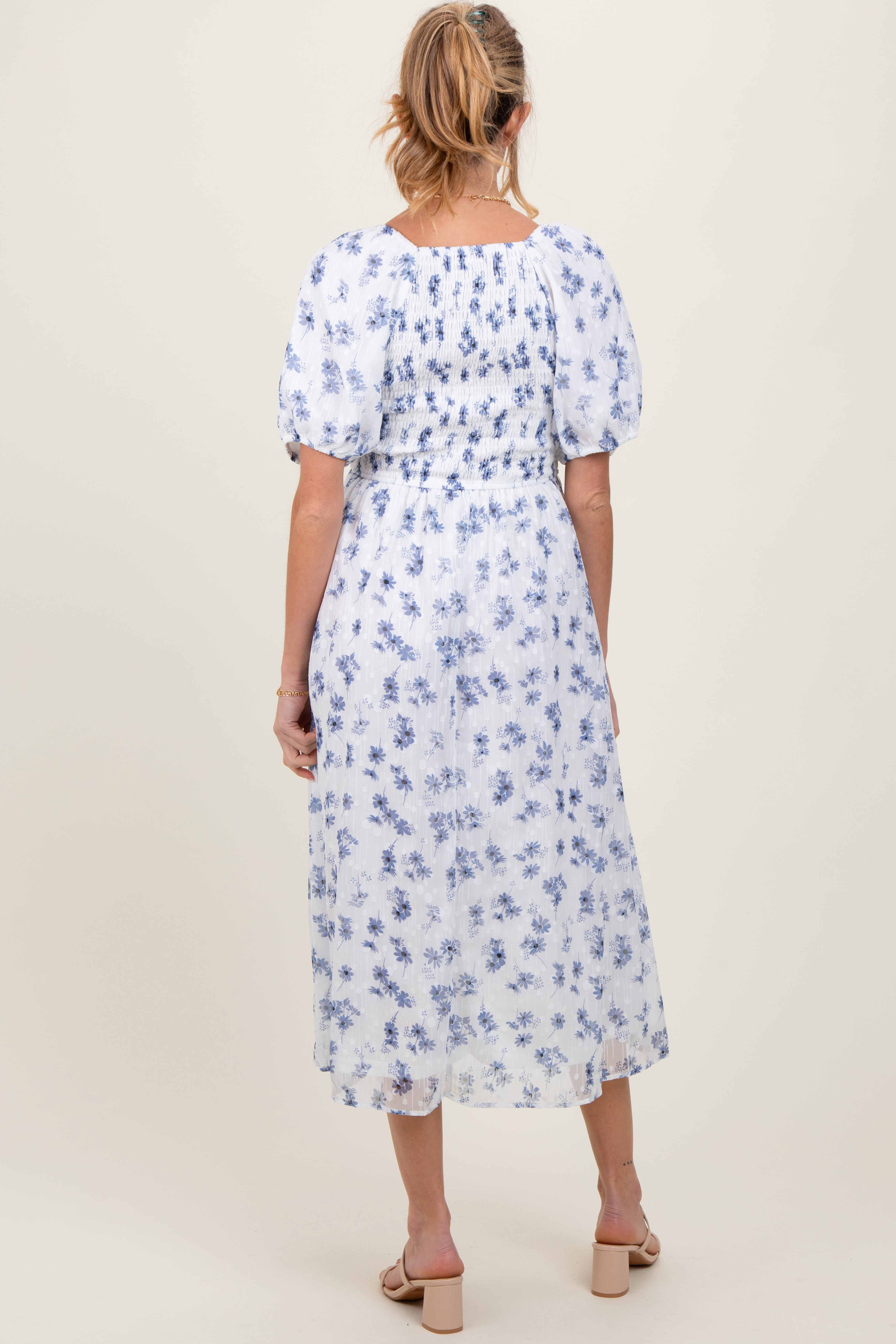 Blaues Umstands-Midikleid mit Blumenmuster und Smok-Oberteil