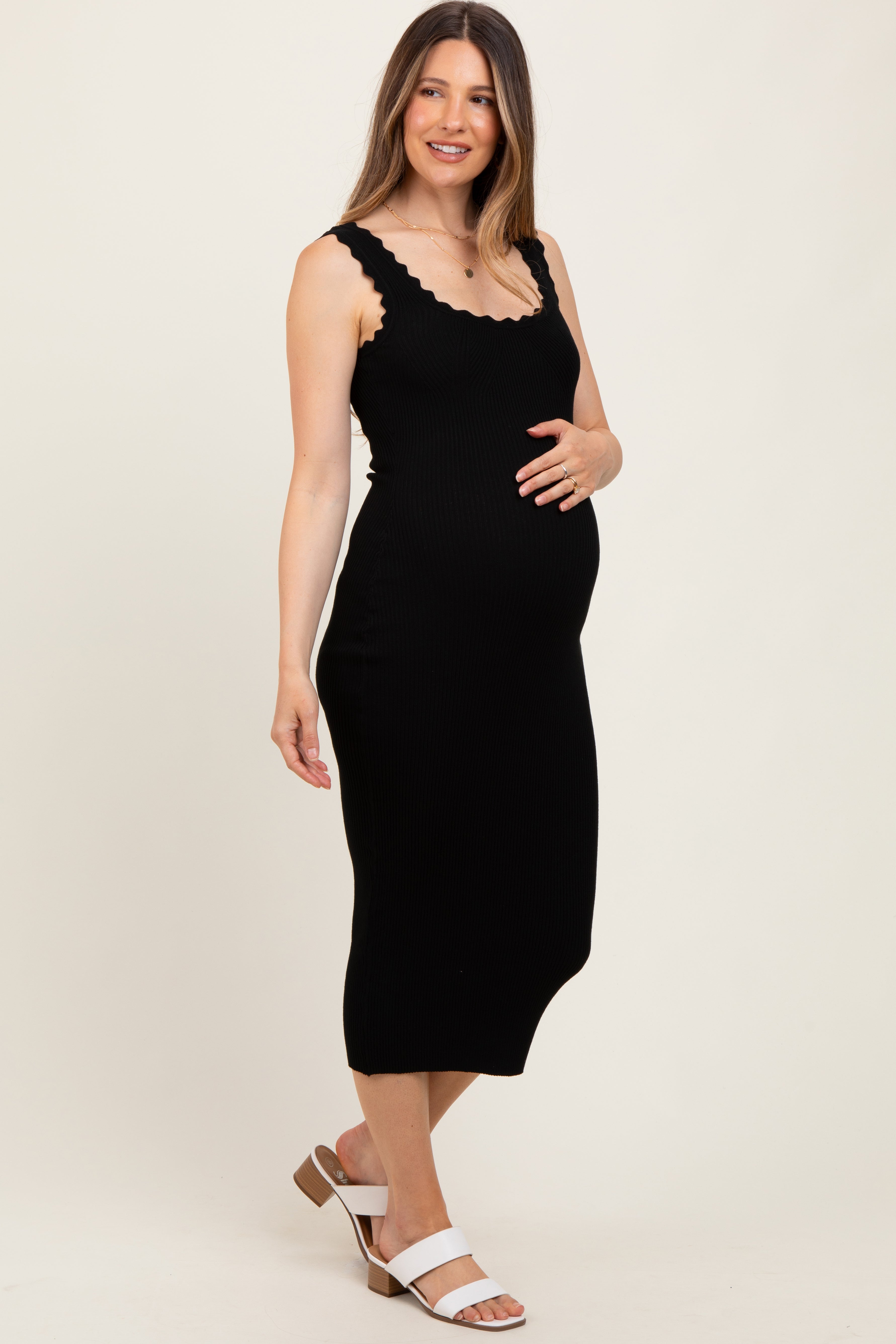 Schwarzes ärmelloses Umstands-Midikleid im Rippstrick mit Muschelsaum