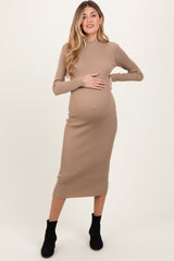 Helltaupefarbenes figurbetontes Umstands-Midikleid aus geripptem Strick mit Stehkragen