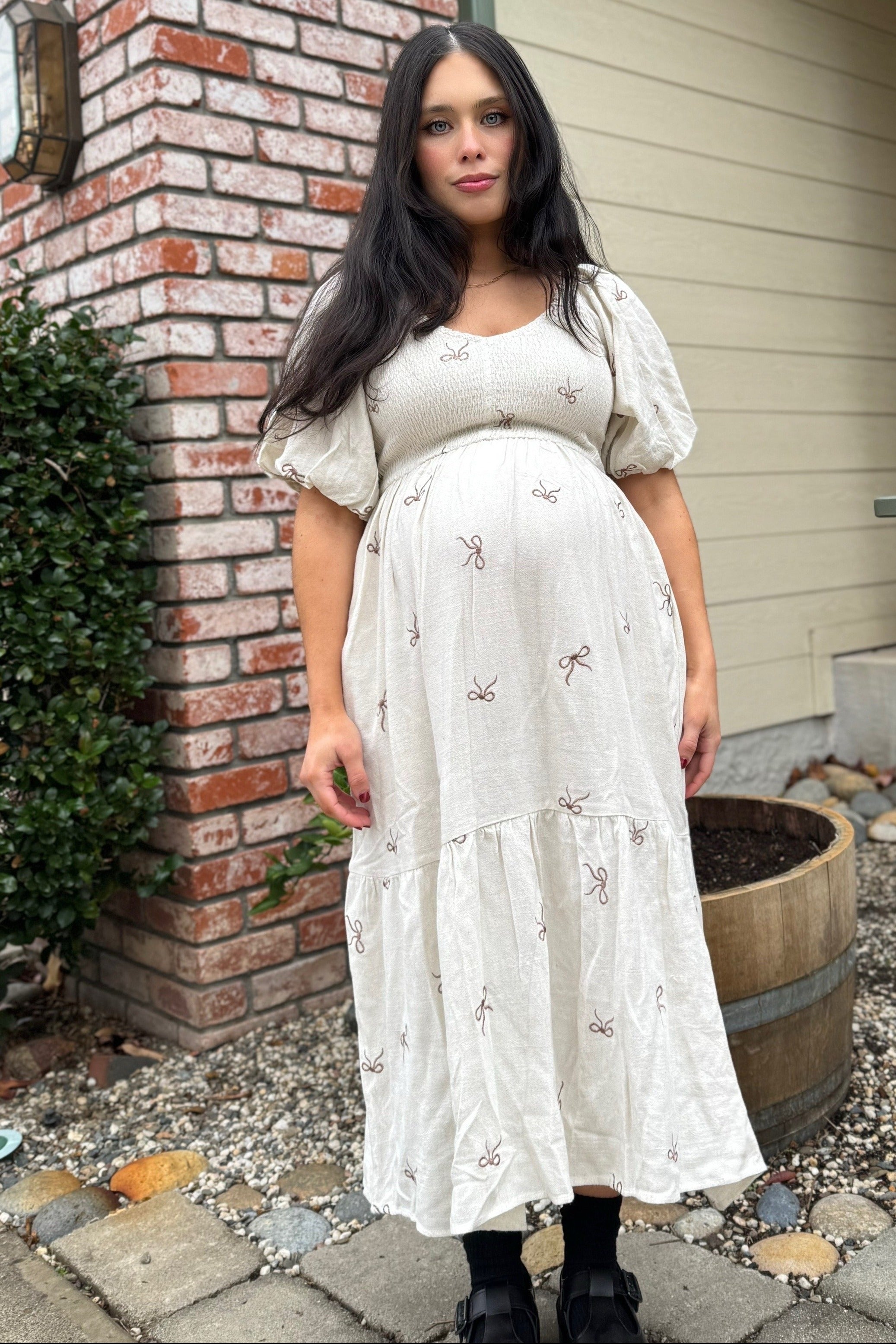 Umstands-Midikleid mit Bandmuster und Smok-Oberteil in Creme