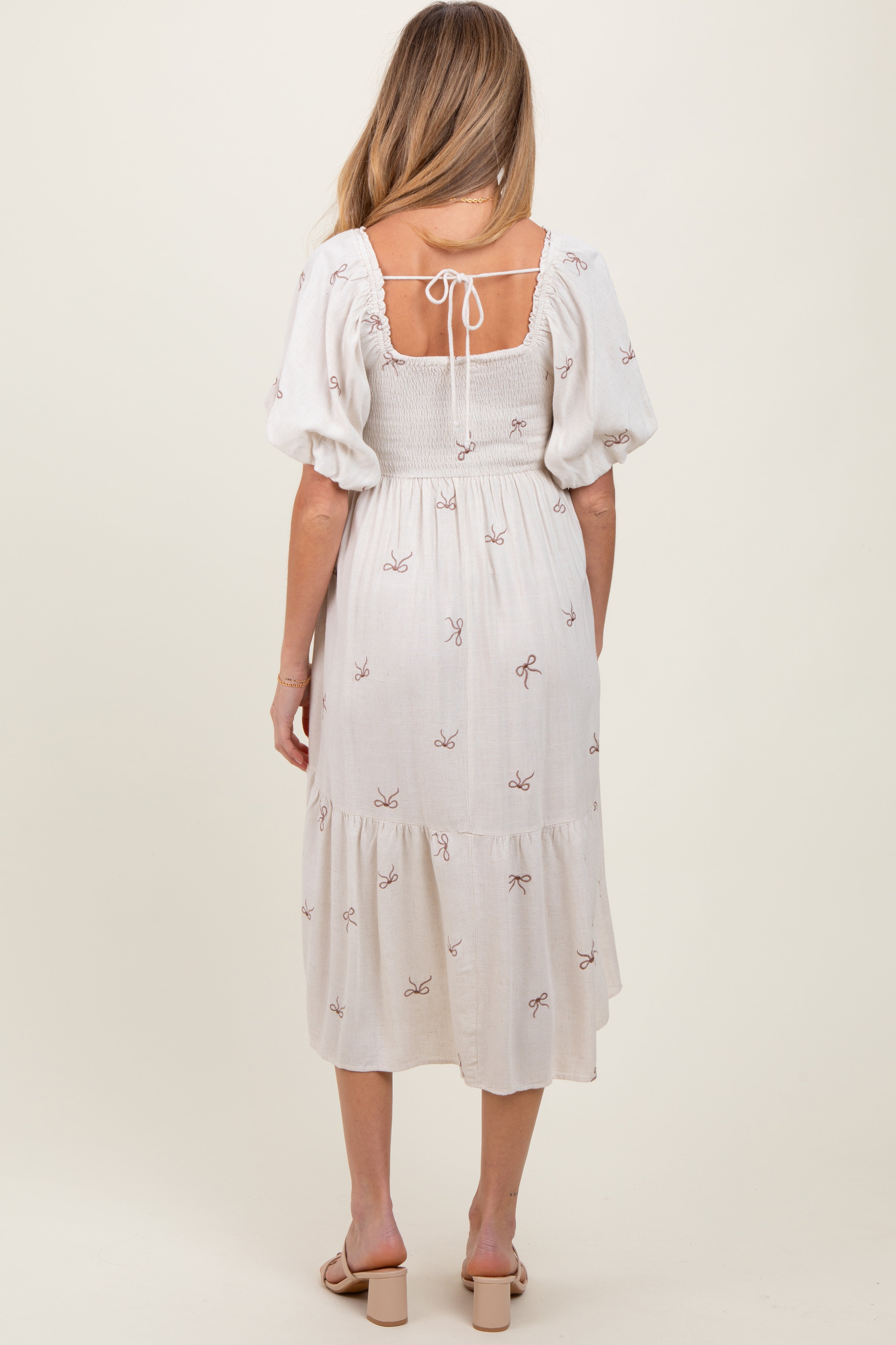 Umstands-Midikleid mit Bandmuster und Smok-Oberteil in Creme