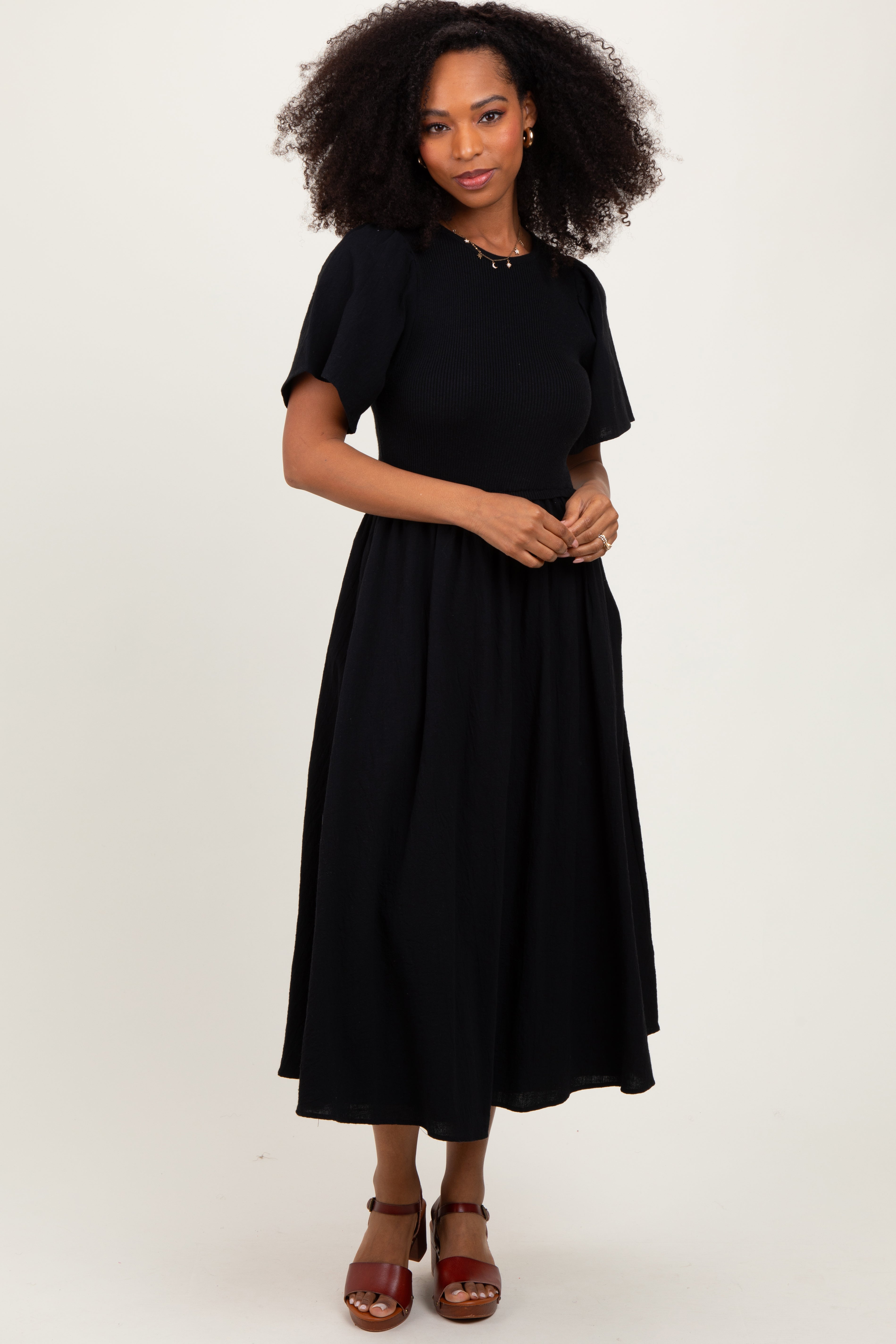 Schwarzes Umstands-Midikleid mit geripptem Strickoberteil in Kontrastoptik