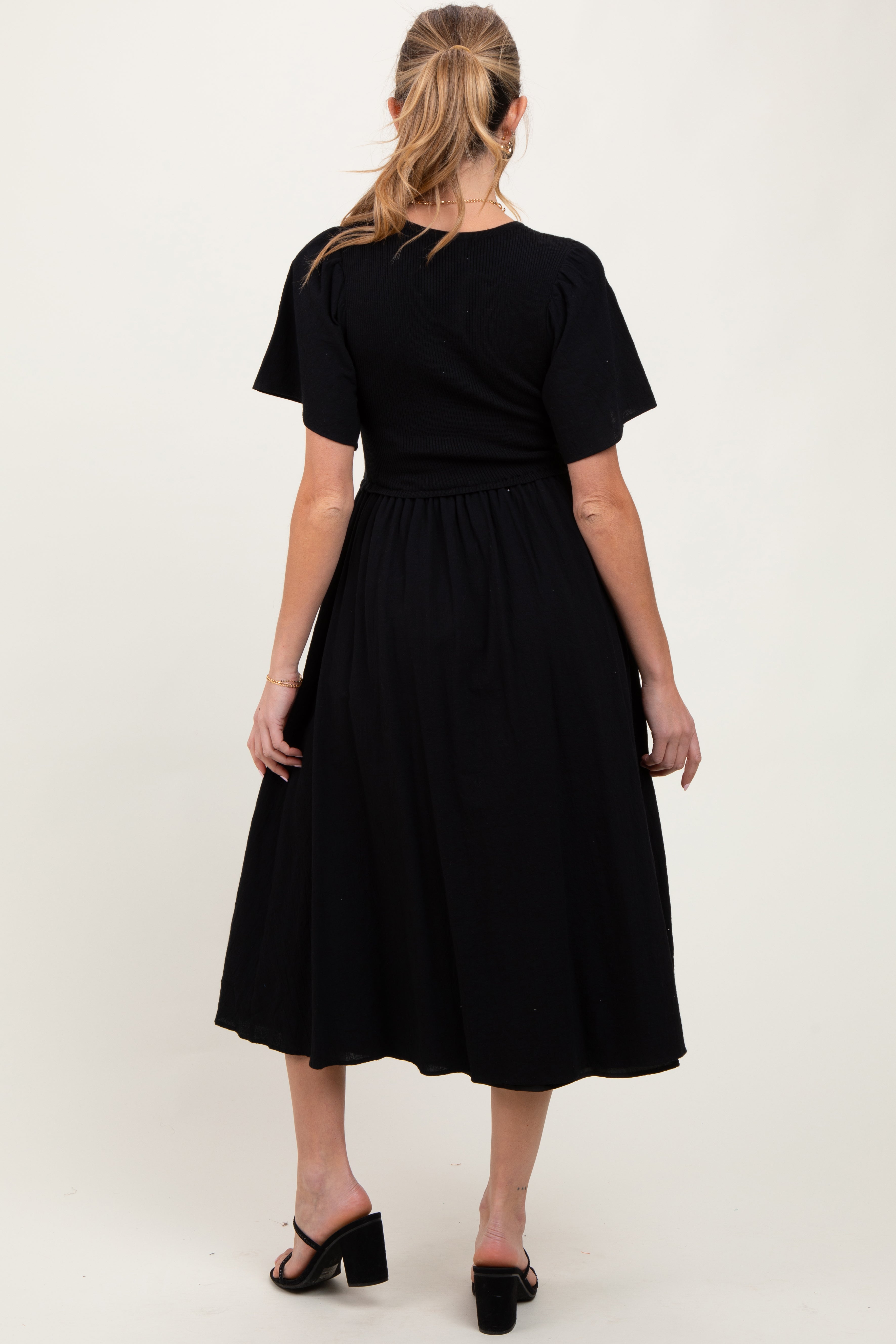 Schwarzes Umstands-Midikleid mit geripptem Strickoberteil in Kontrastoptik