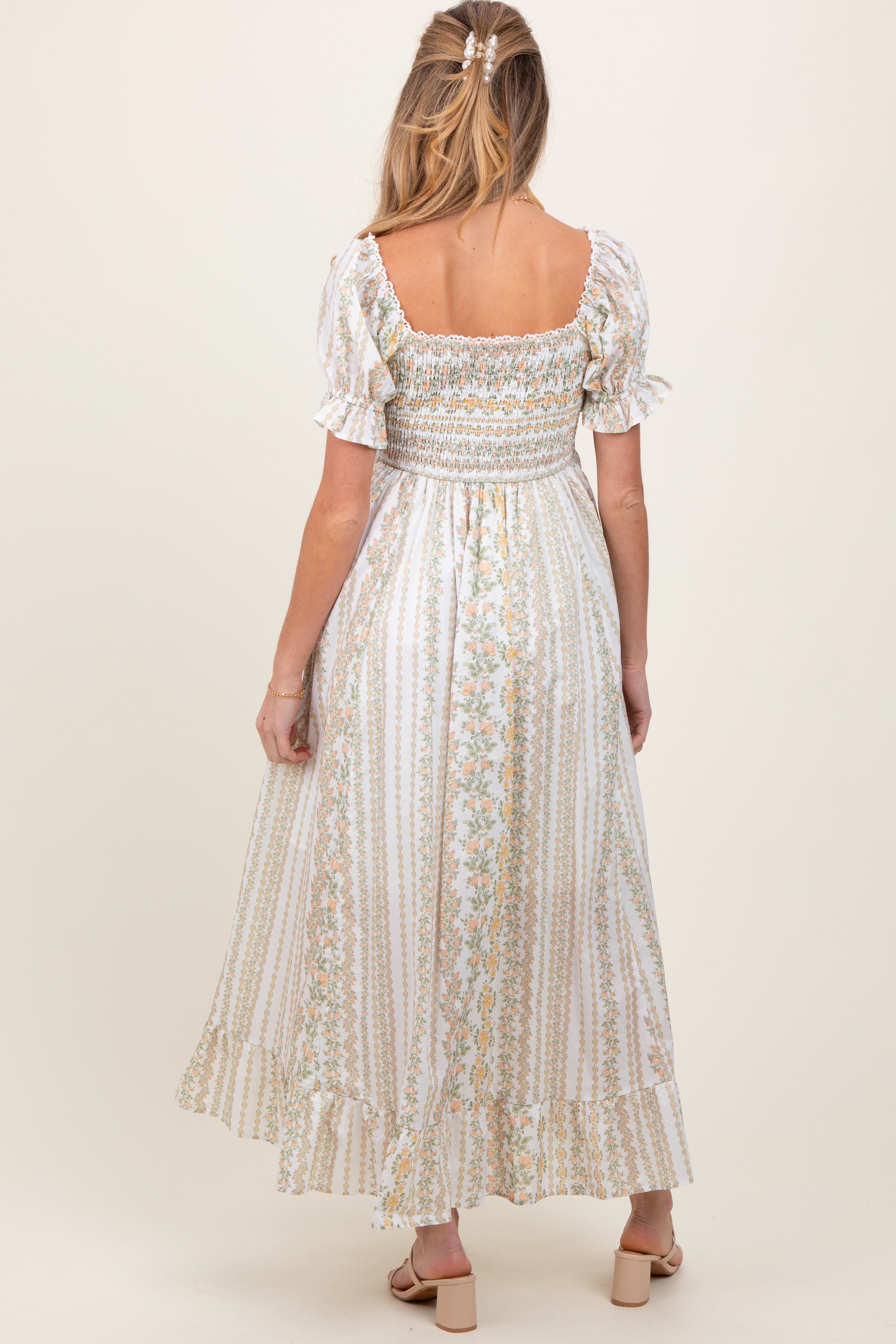 Umstands-Maxikleid mit Blumenmuster, Puffärmeln und Spitzenbesatz in Pfirsich