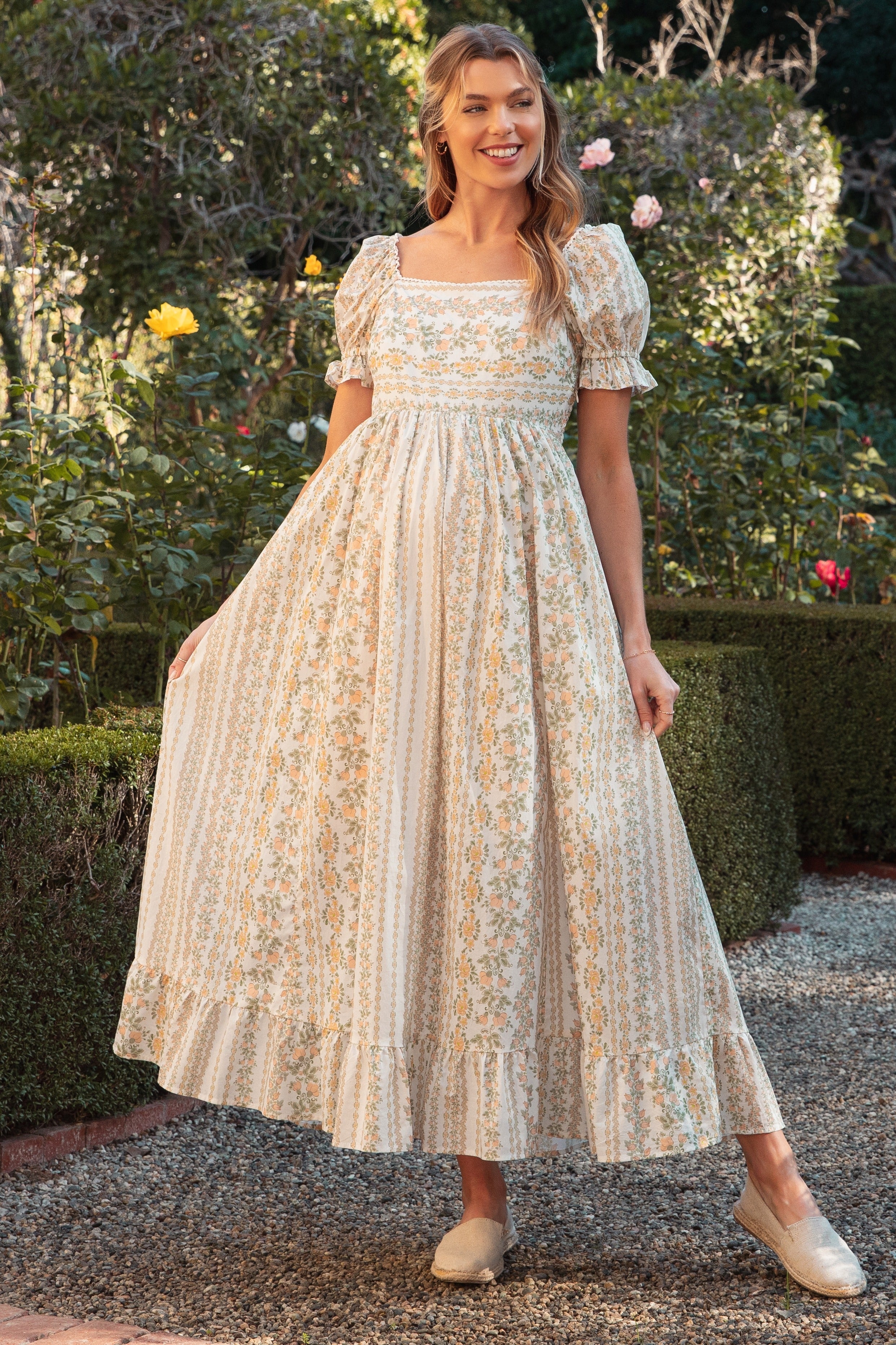 Umstands-Maxikleid mit Blumenmuster, Puffärmeln und Spitzenbesatz in Pfirsich