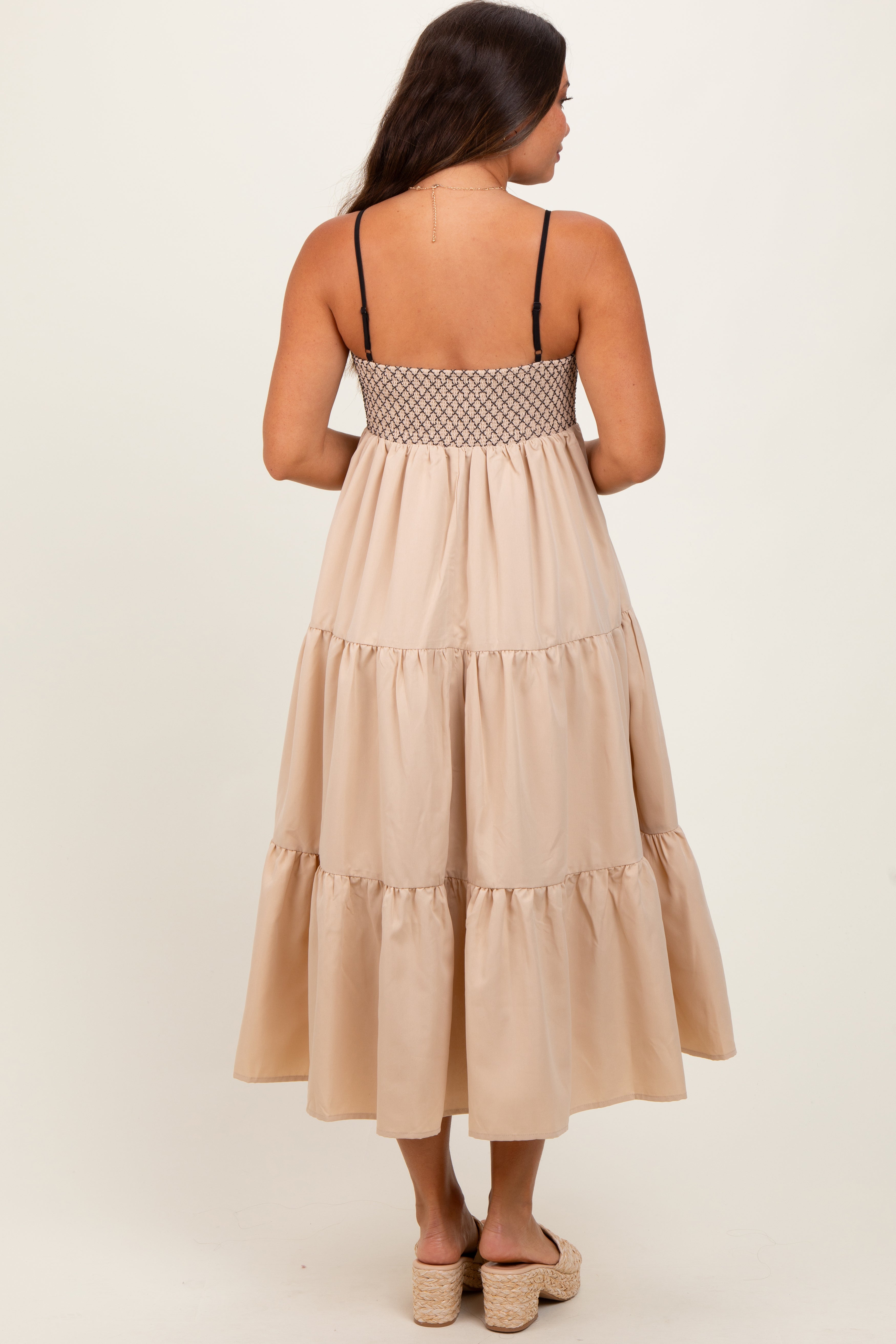 Beigefarbenes Umstands-Midikleid mit Schnürung, gesmoktem Oberteil und Stufenrock
