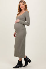 Umstands-Midikleid mit rundem Ausschnitt und langen Ärmeln in Oliv