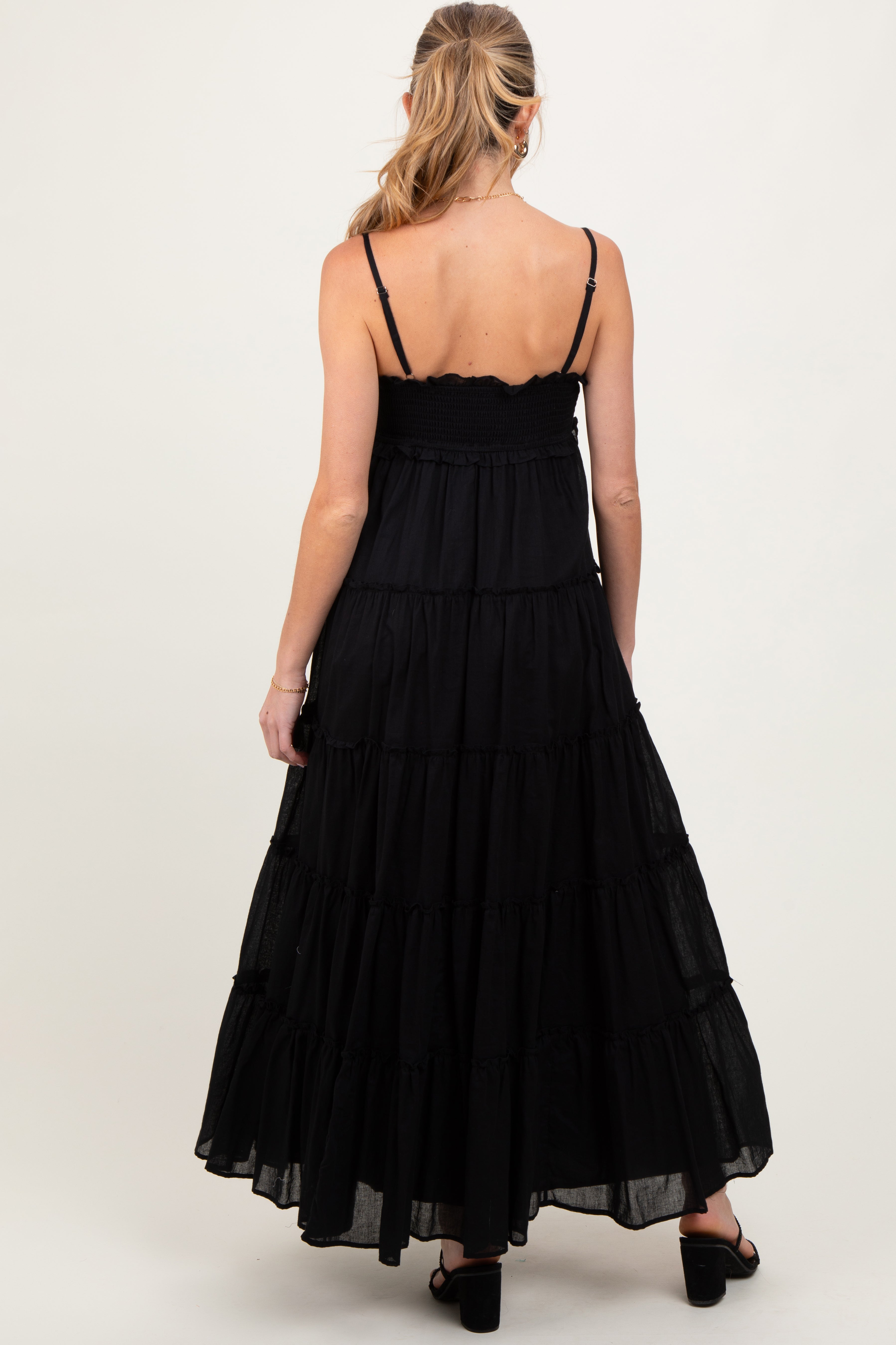 Schwarzes gestuftes Umstands-Maxikleid mit gesmoktem Oberteil und Rüschen