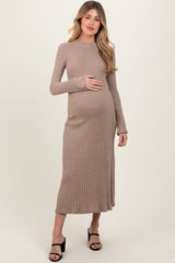 Umstands-Midi-Pulloverkleid aus geripptem Strick in hellem Mokka