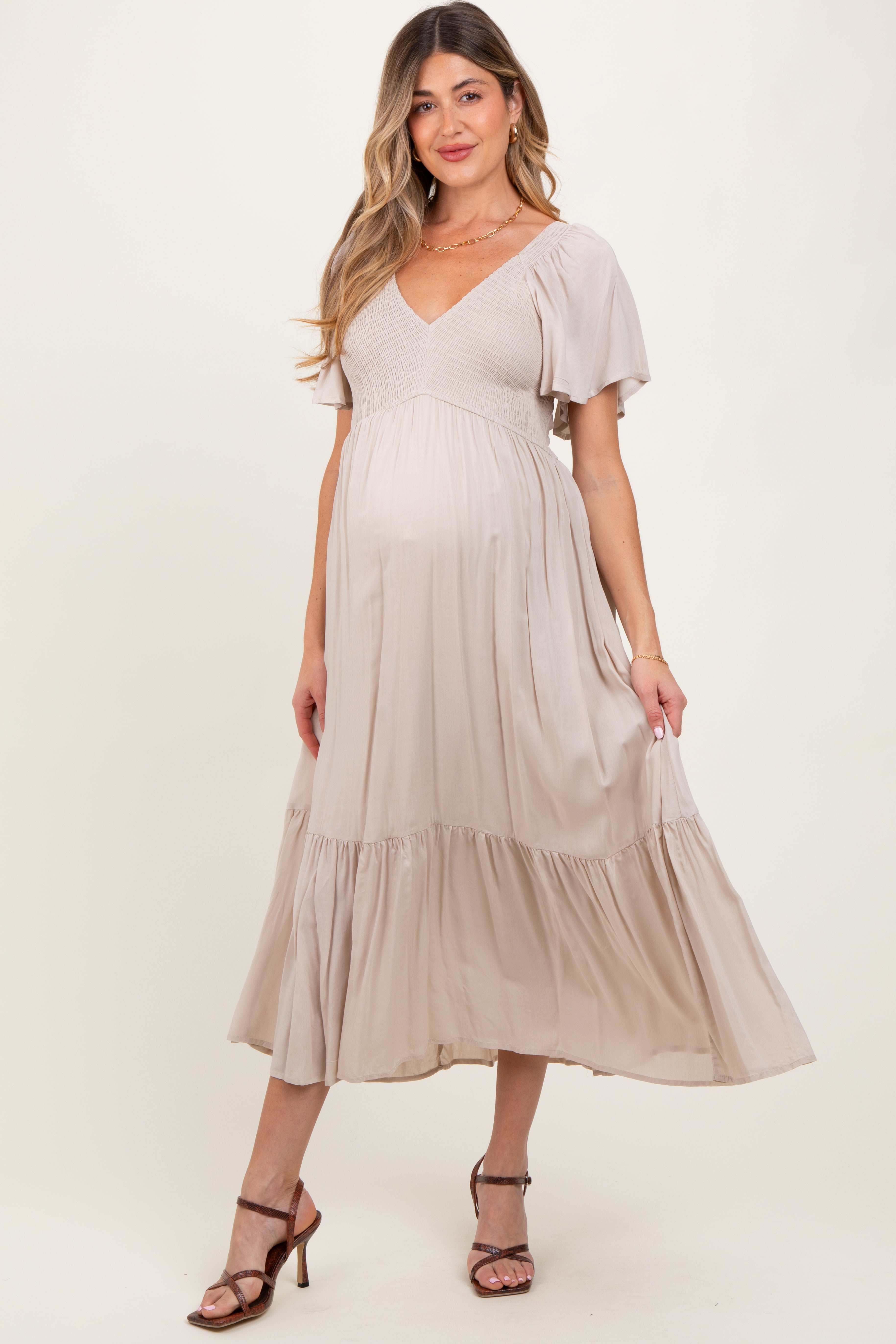 Cremefarbenes Umstands-Midikleid mit Smok-Einsatz und Flatterärmeln