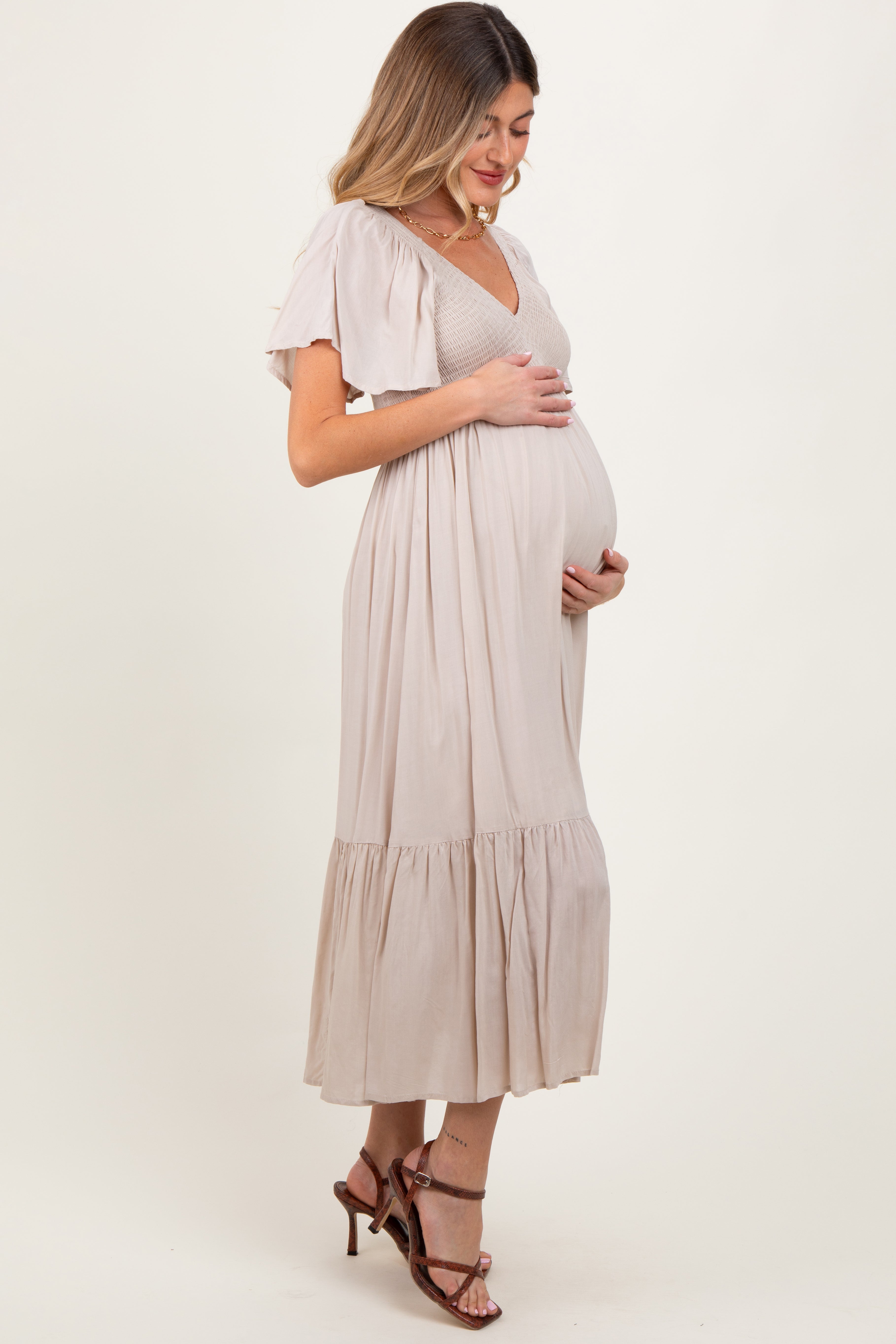 Cremefarbenes Umstands-Midikleid mit Smok-Einsatz und Flatterärmeln