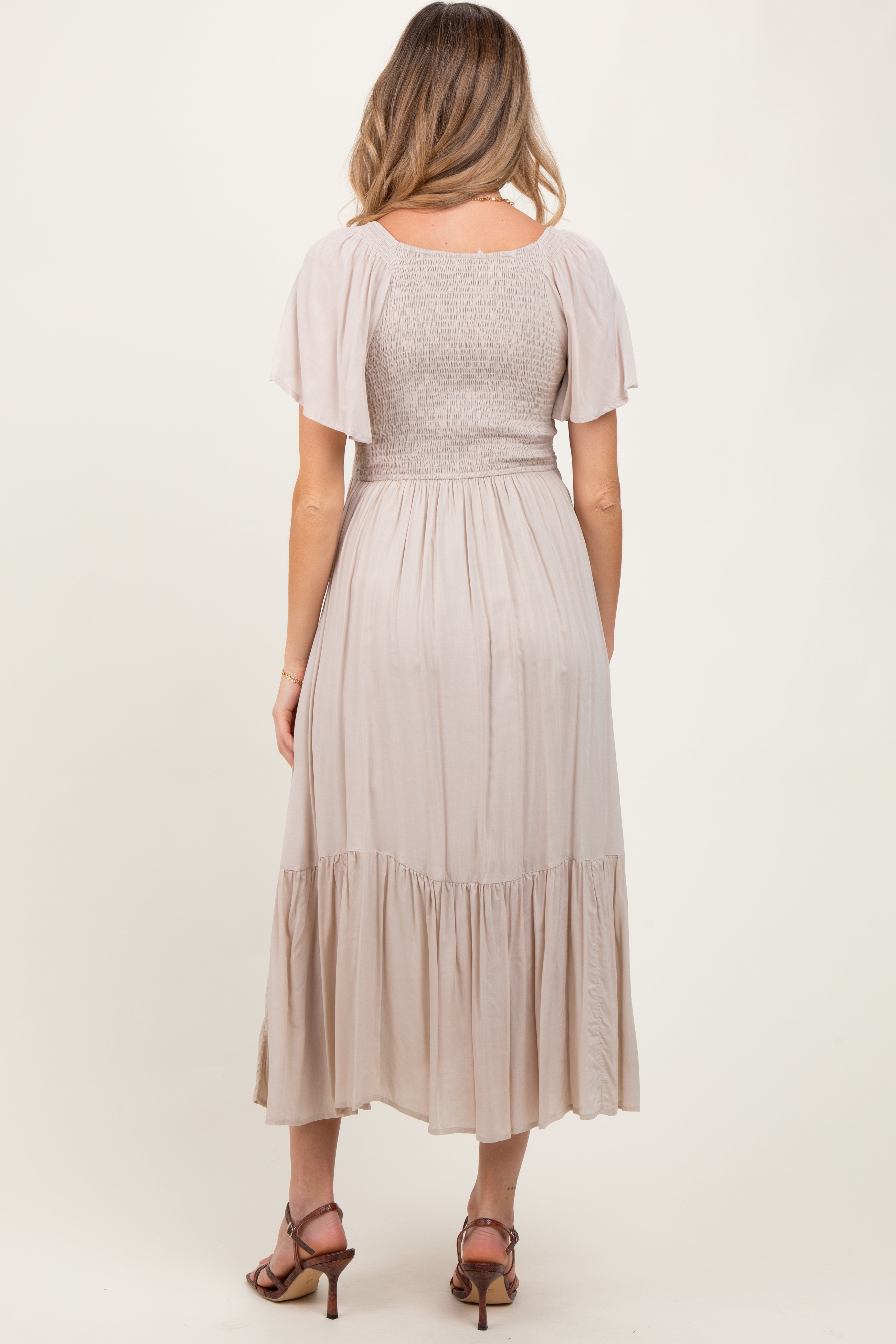 Cremefarbenes Umstands-Midikleid mit Smok-Einsatz und Flatterärmeln