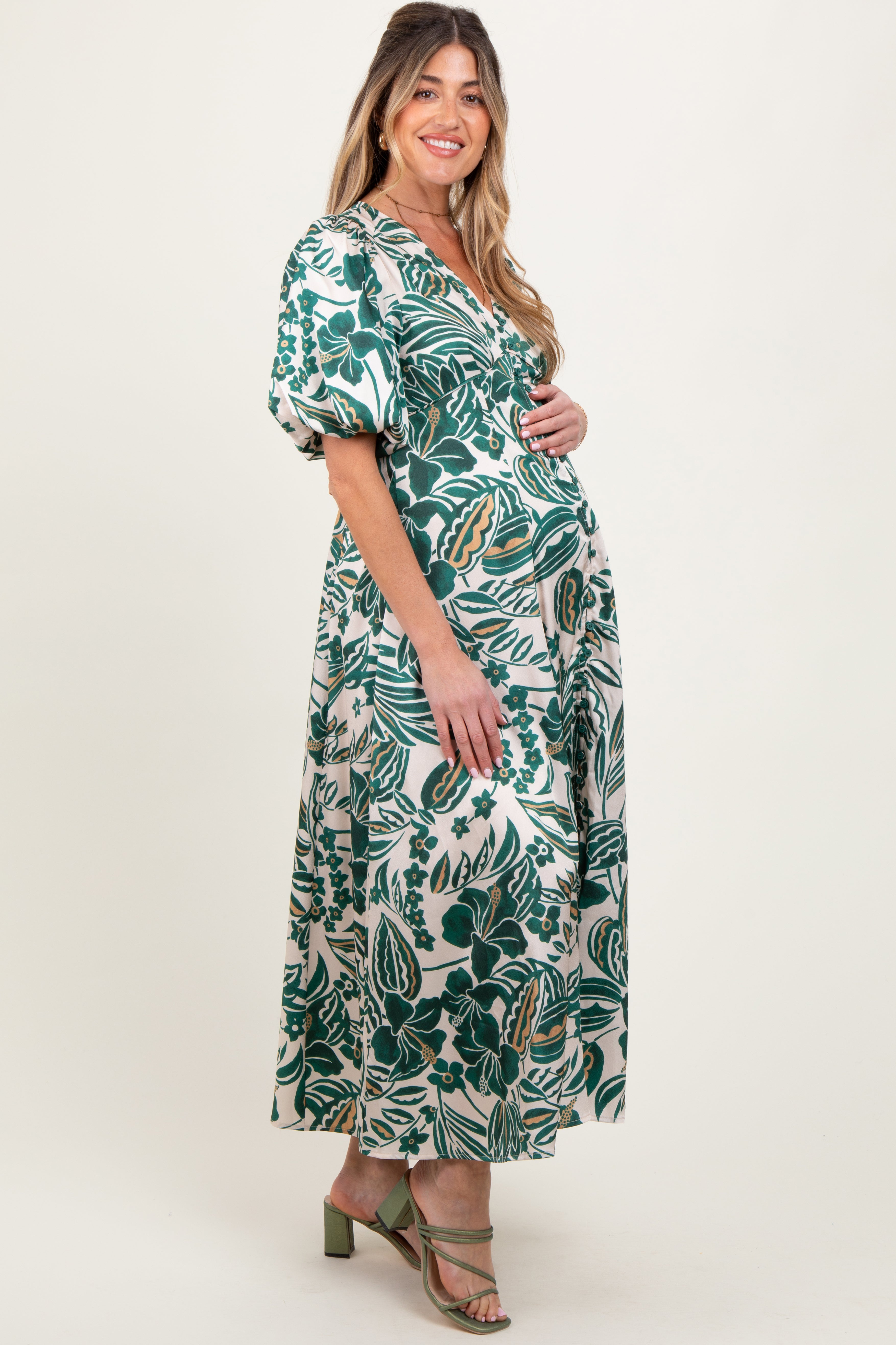 Umstands-Maxikleid aus Satin mit floralem Resort-Print und Knopfleiste