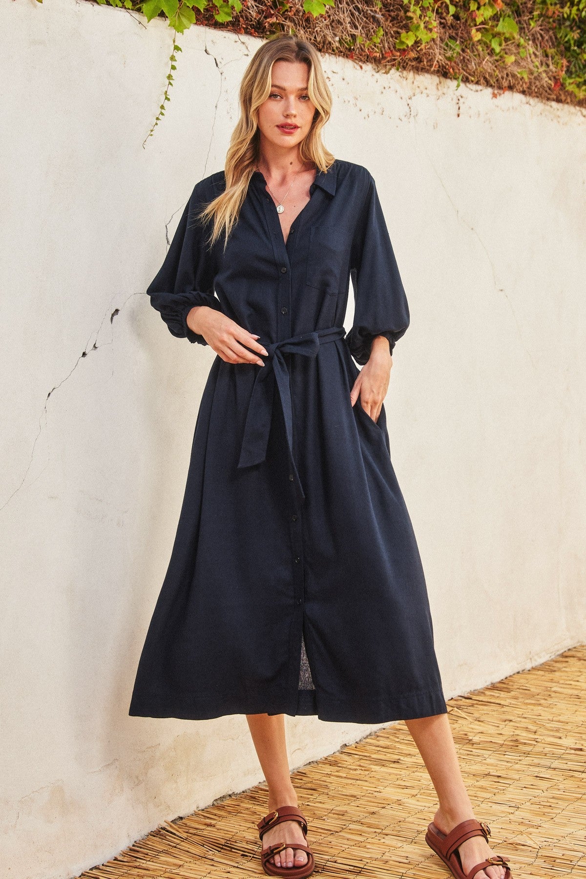 Marineblaues Umstands-Hemdblusenkleid in Midilänge mit 3/4-Ballonärmeln