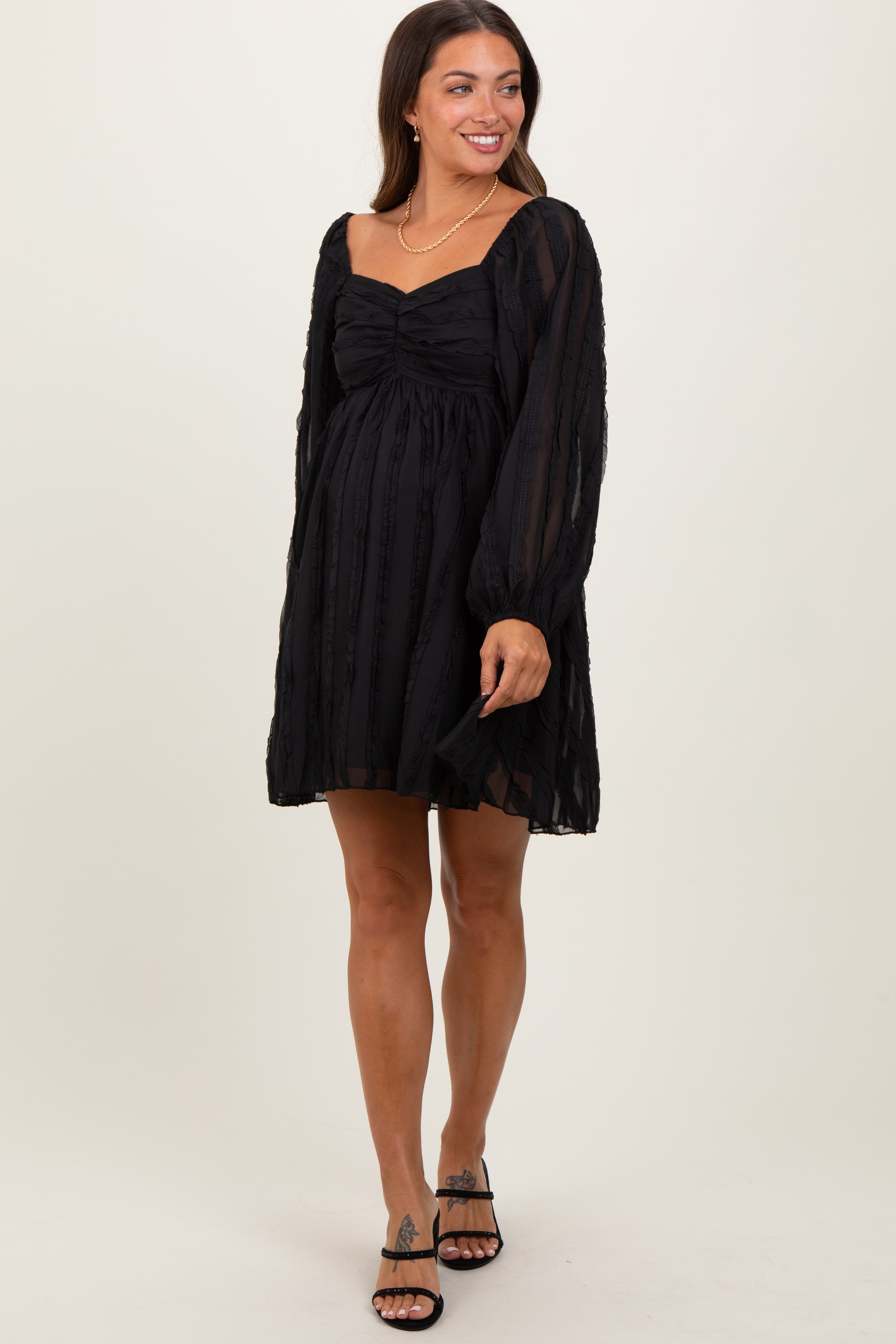 Schwarzes strukturiertes Umstands-Minikleid mit Rüschen
