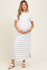 Elfenbeinfarbenes gestreiftes Umstands-Midikleid mit kurzen Ärmeln und Seitenschlitz