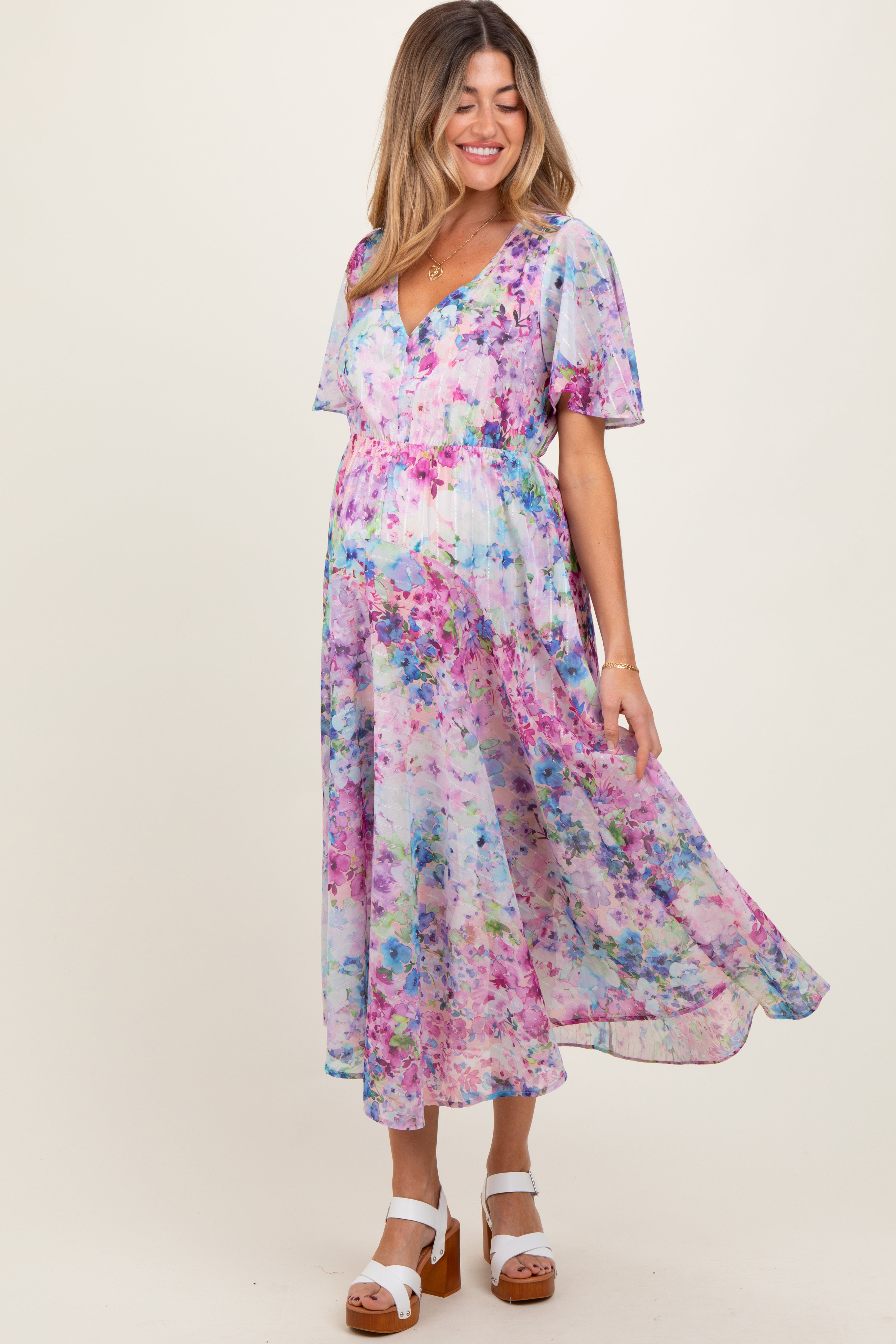 Geblümtes Umstands-Midikleid in Zartrosa mit Flügelärmeln und Aquarell-Blumenmuster