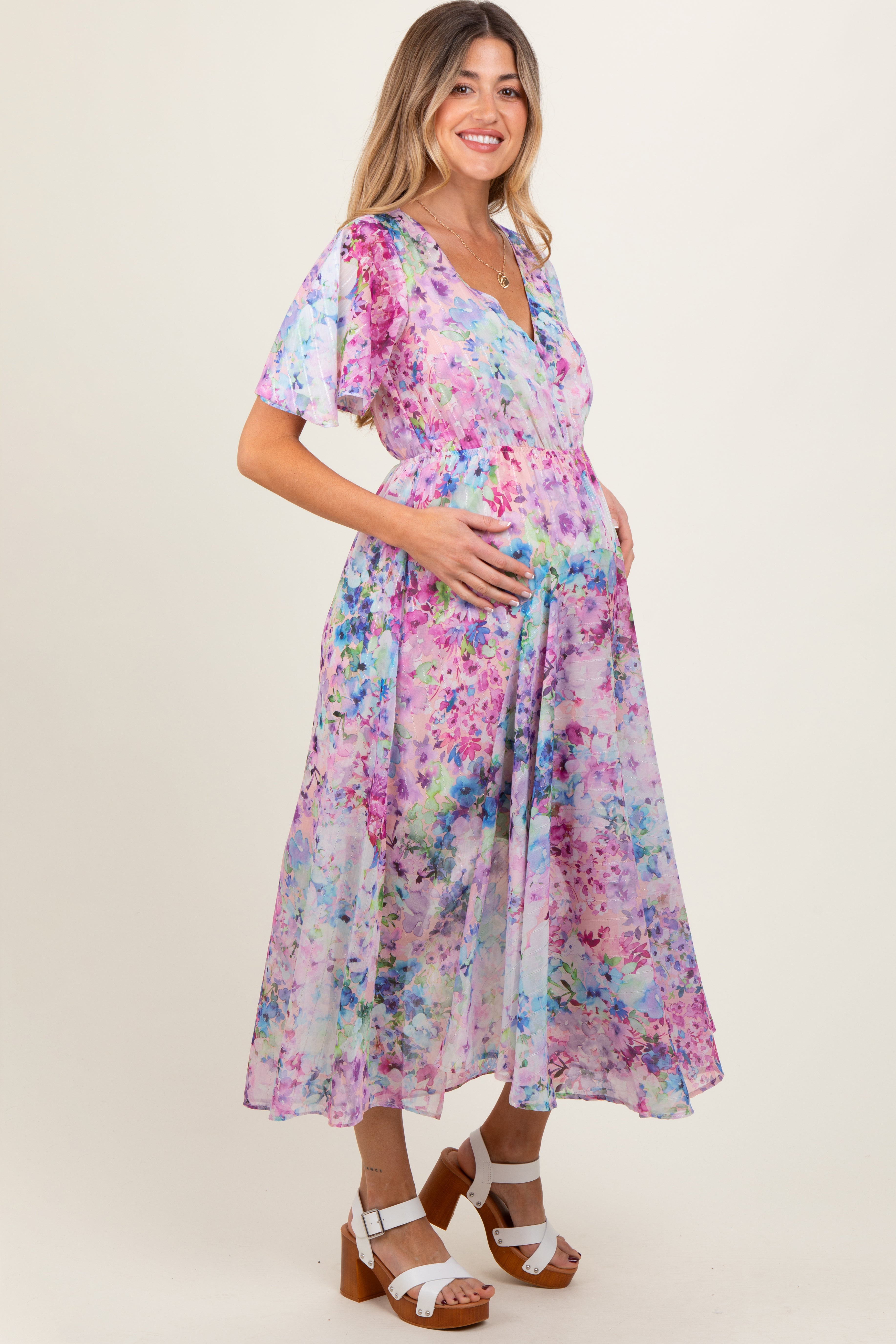 Geblümtes Umstands-Midikleid in Zartrosa mit Flügelärmeln und Aquarell-Blumenmuster