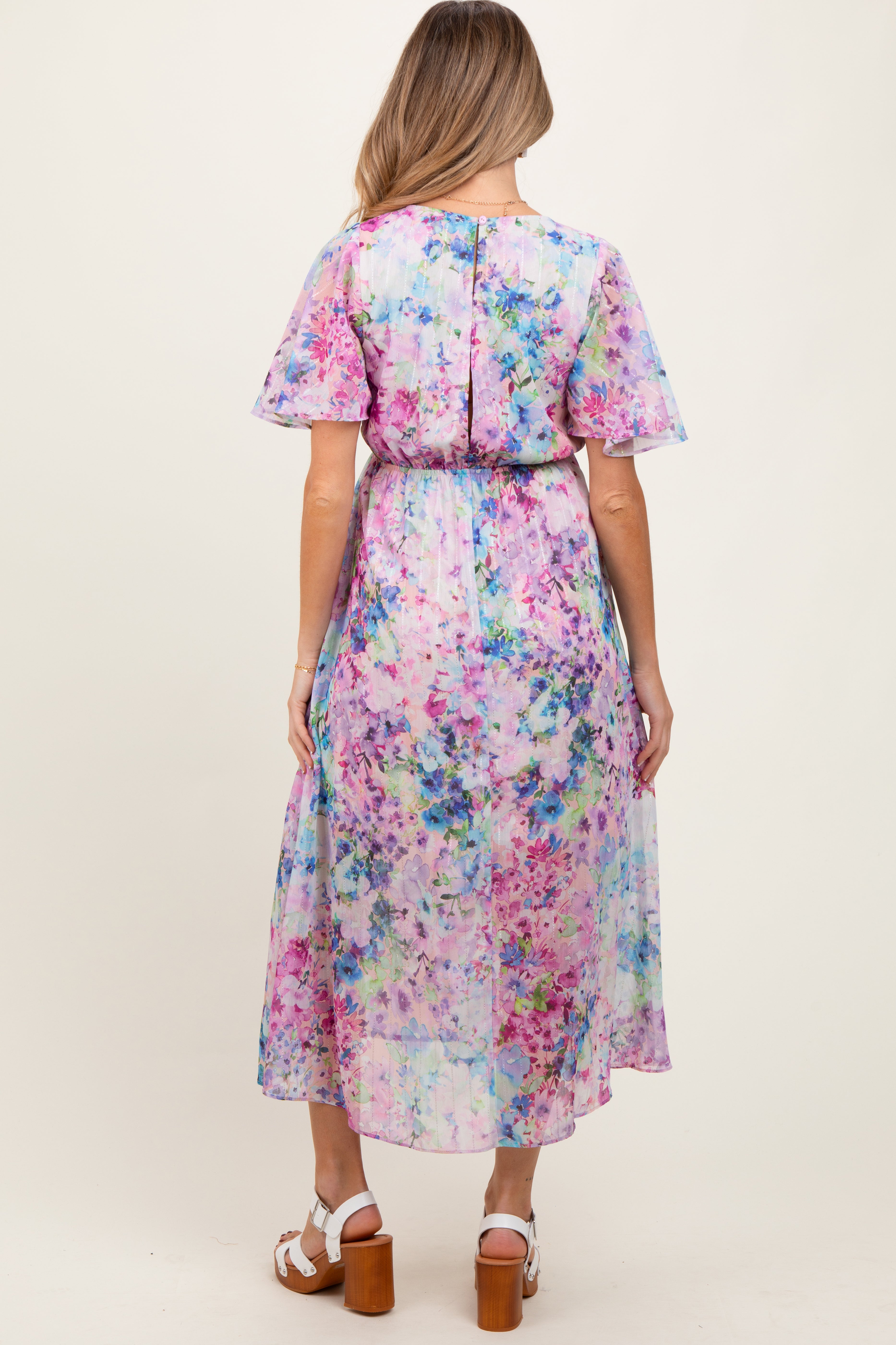 Geblümtes Umstands-Midikleid in Zartrosa mit Flügelärmeln und Aquarell-Blumenmuster