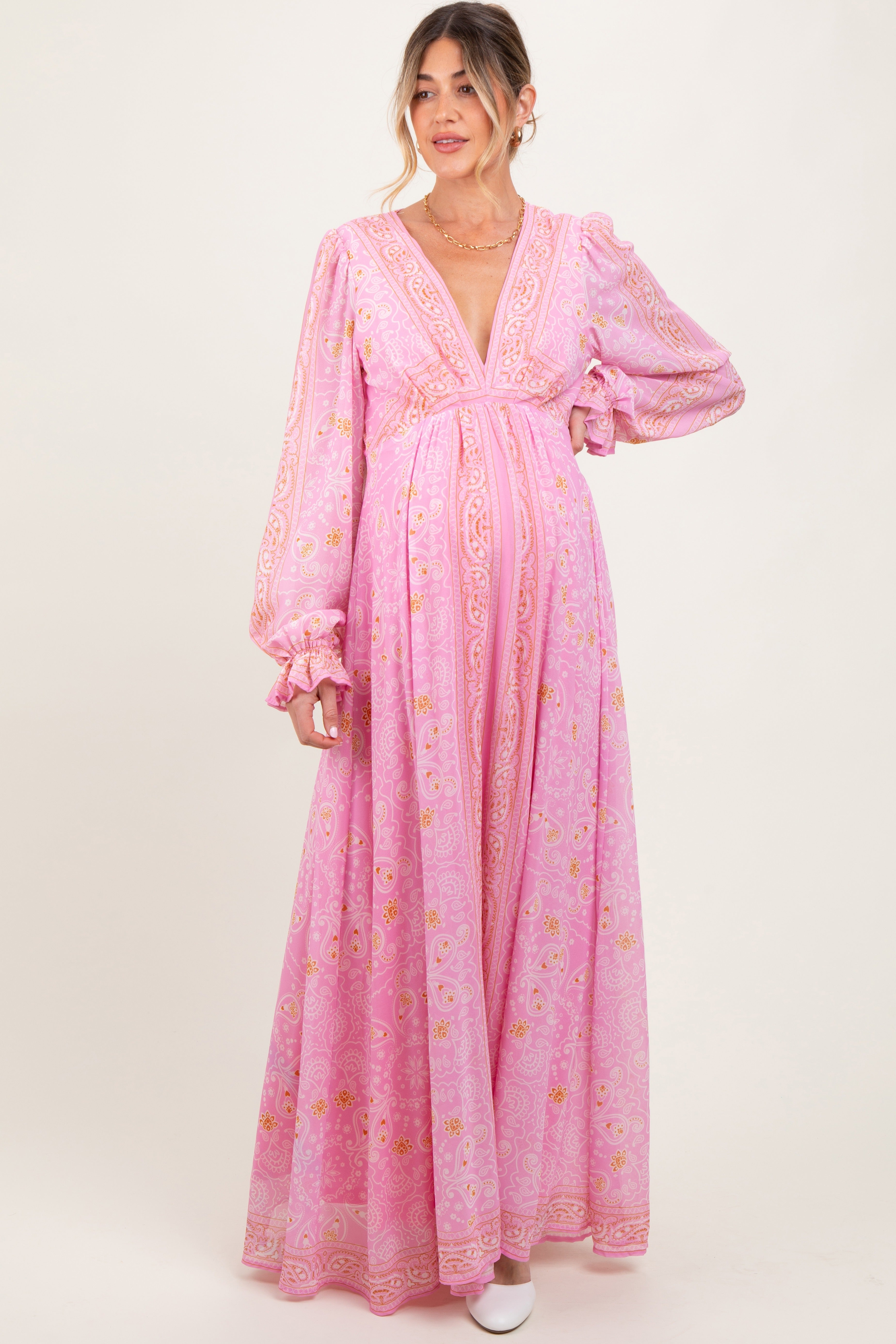 Rosa Umstands-Maxikleid mit Paisley-Muster, tiefem V-Ausschnitt und langen Ärmeln