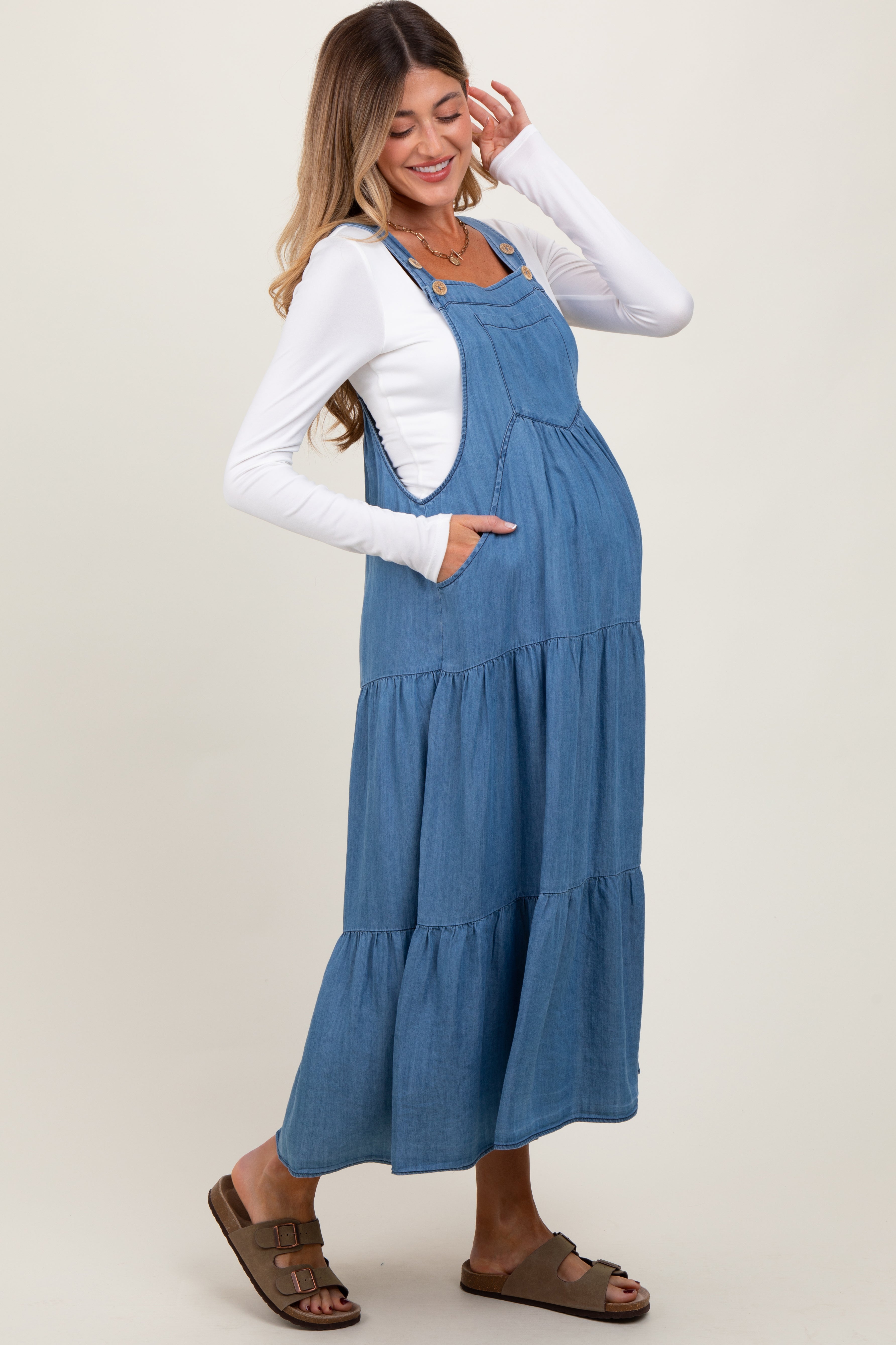 Umstands-Midikleid in Blau aus Chambray im Latzhosen-Stil mit Stufenrock