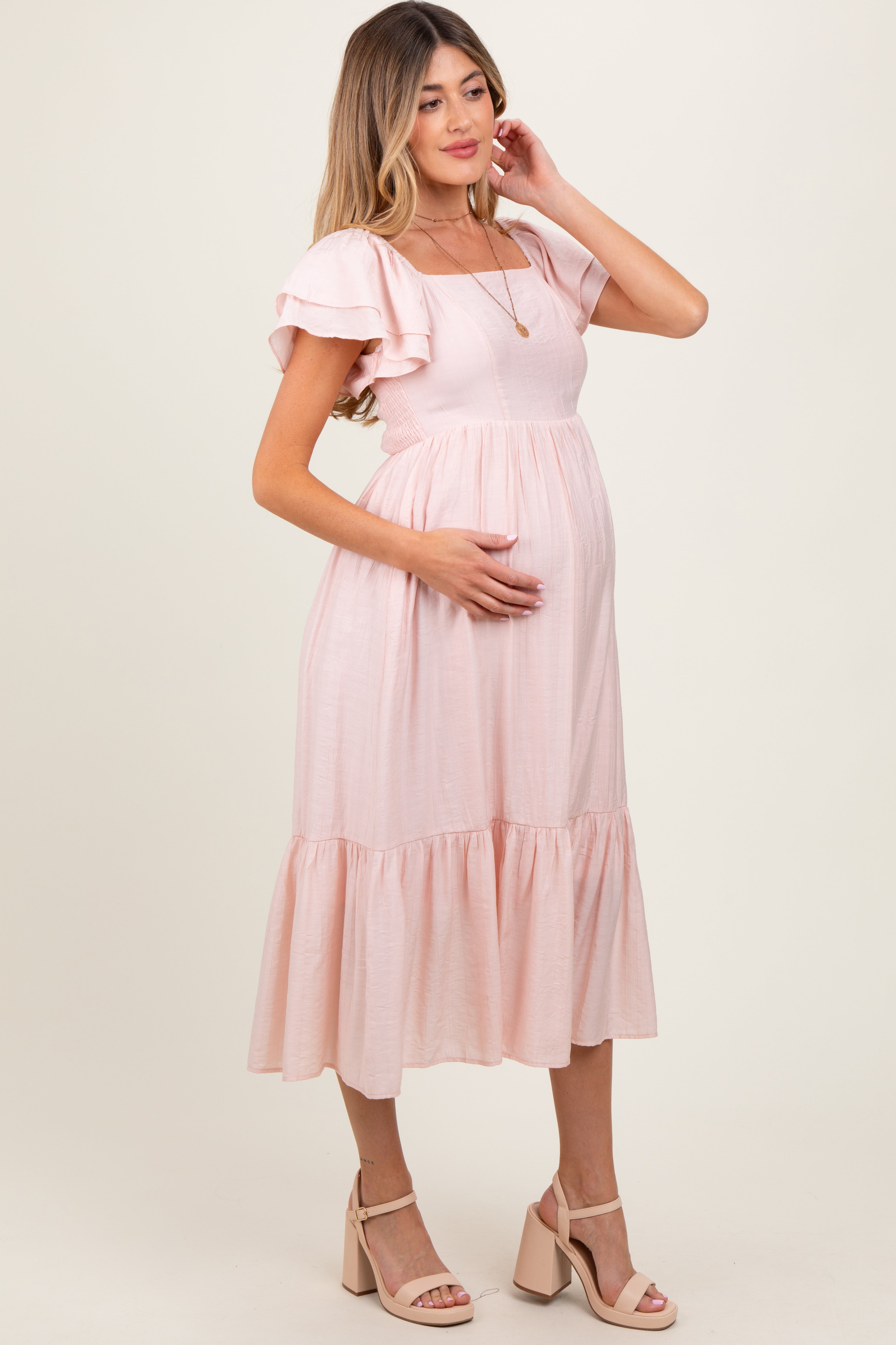 Zartrosa Umstands-Midikleid mit Flatterärmeln