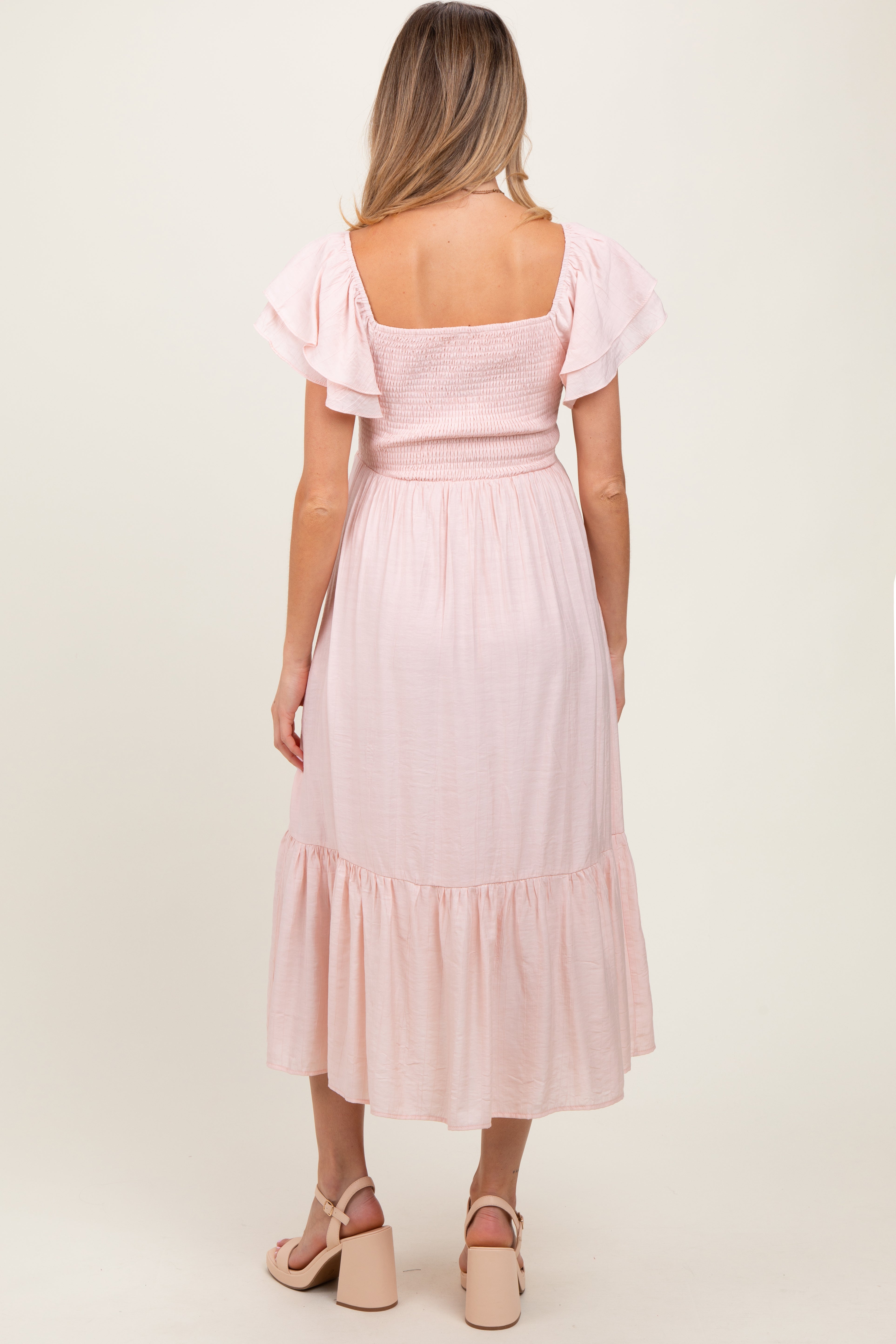Zartrosa Umstands-Midikleid mit Flatterärmeln