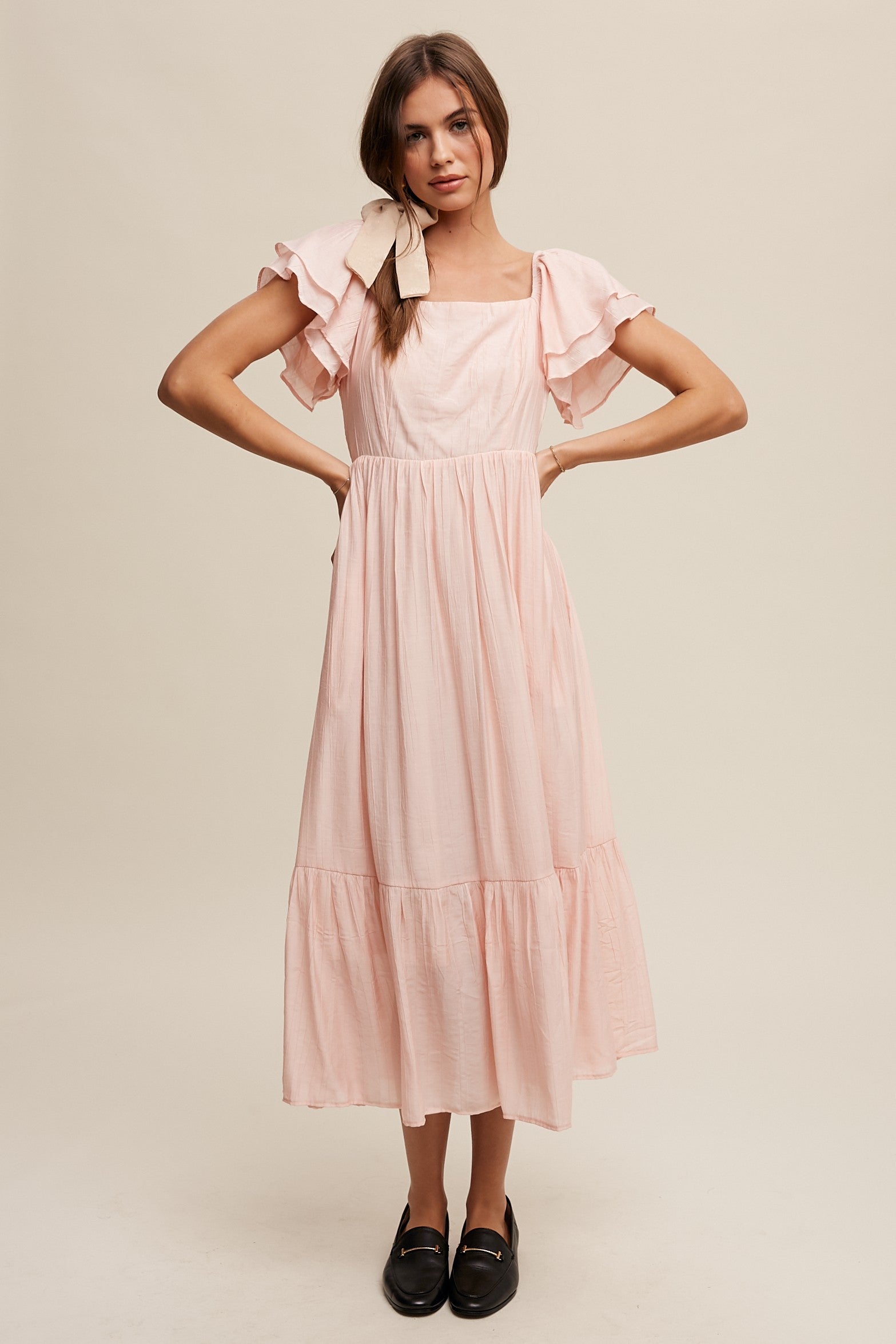 Zartrosa Umstands-Midikleid mit Flatterärmeln
