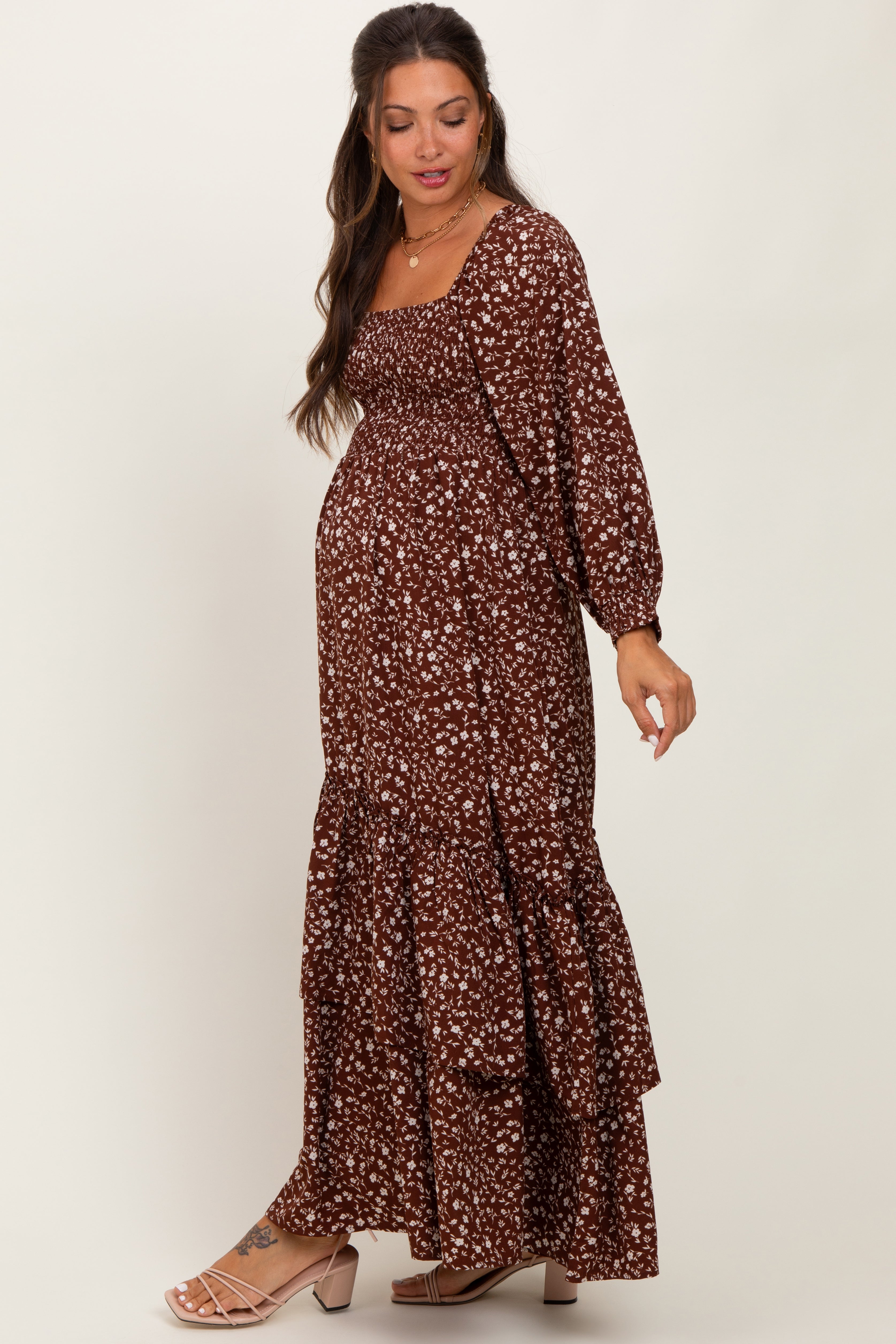 Braunes geblümtes Umstands-Maxikleid mit asymmetrischem Volantsaum