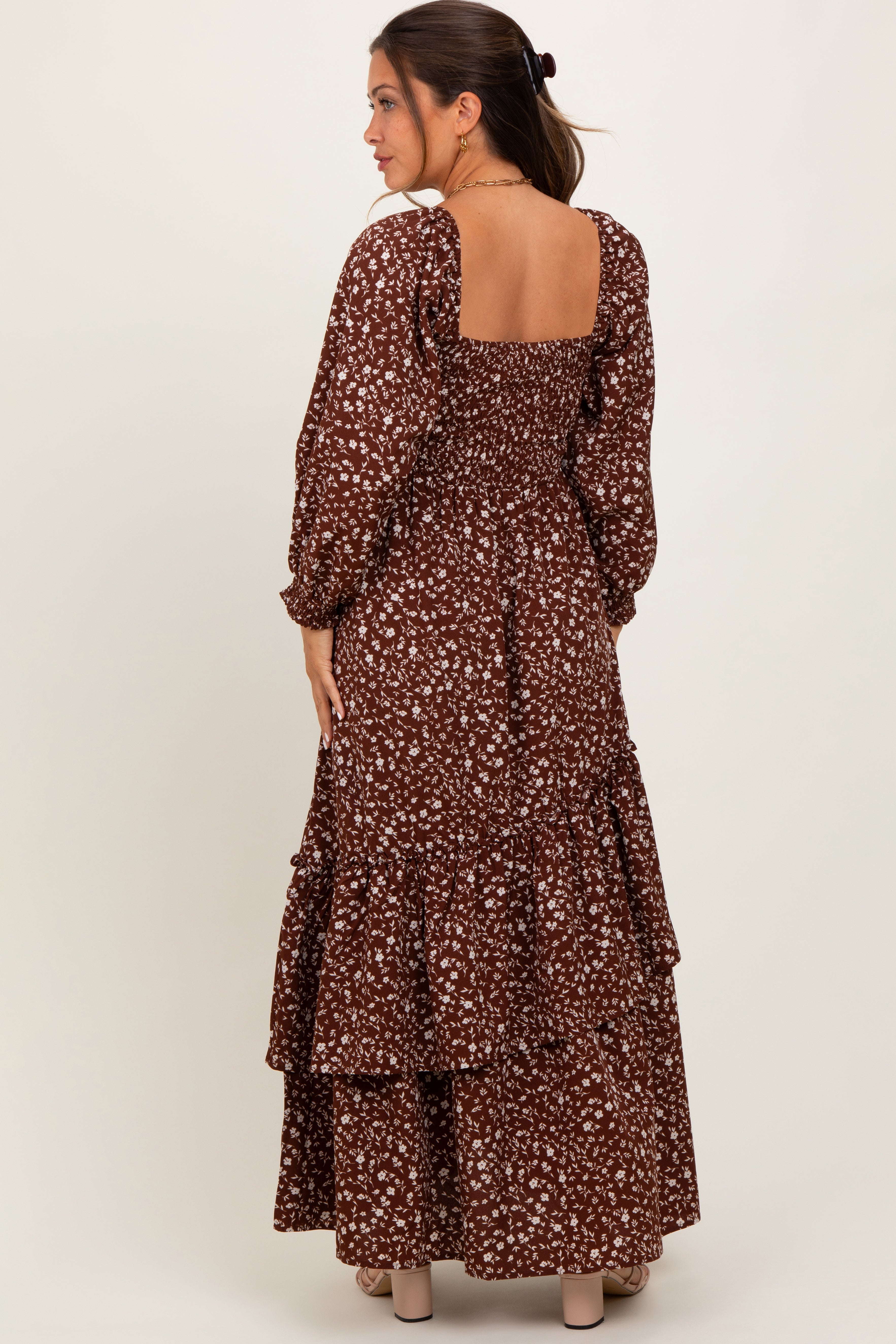 Braunes geblümtes Umstands-Maxikleid mit asymmetrischem Volantsaum