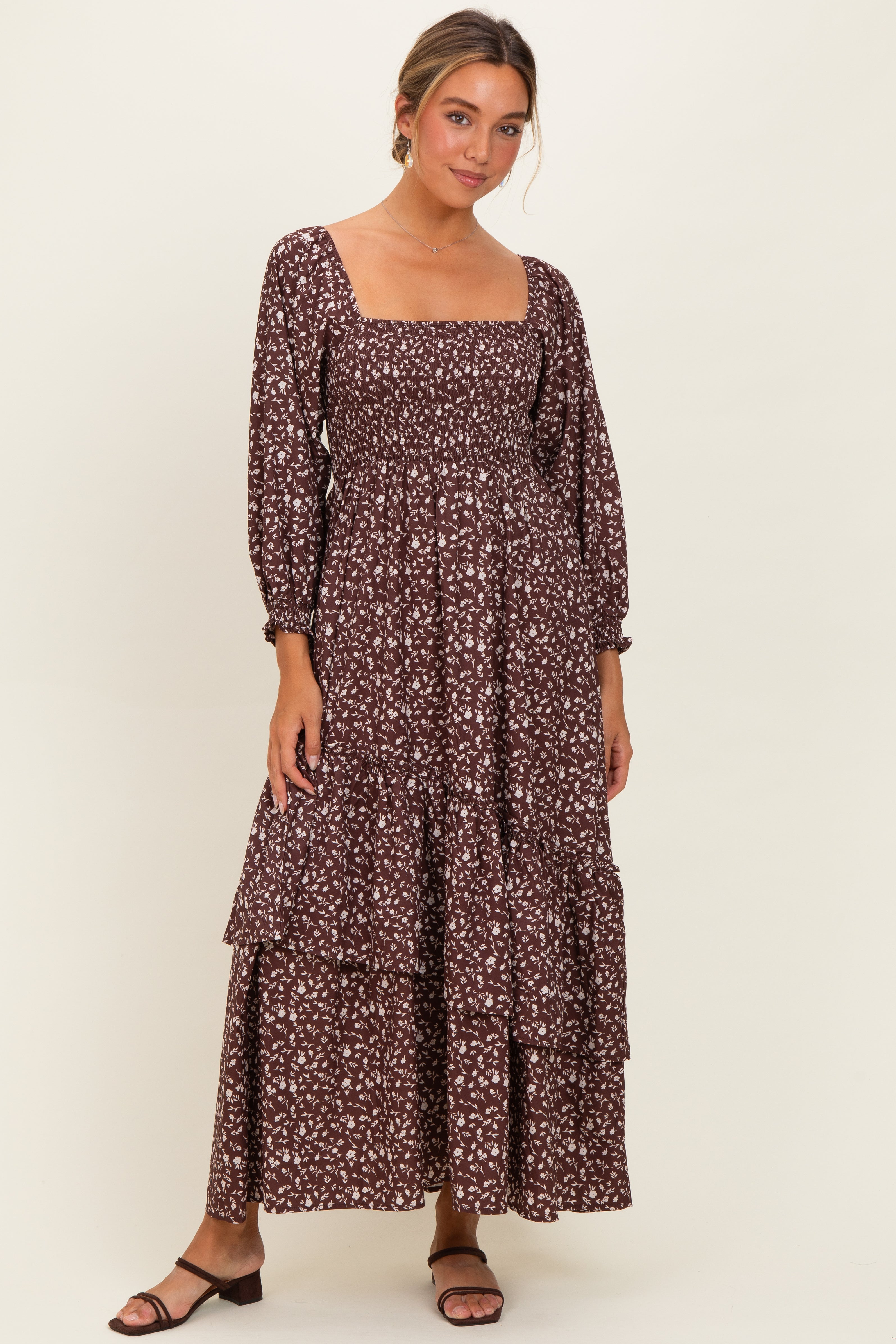 Braunes geblümtes Umstands-Maxikleid mit asymmetrischem Volantsaum
