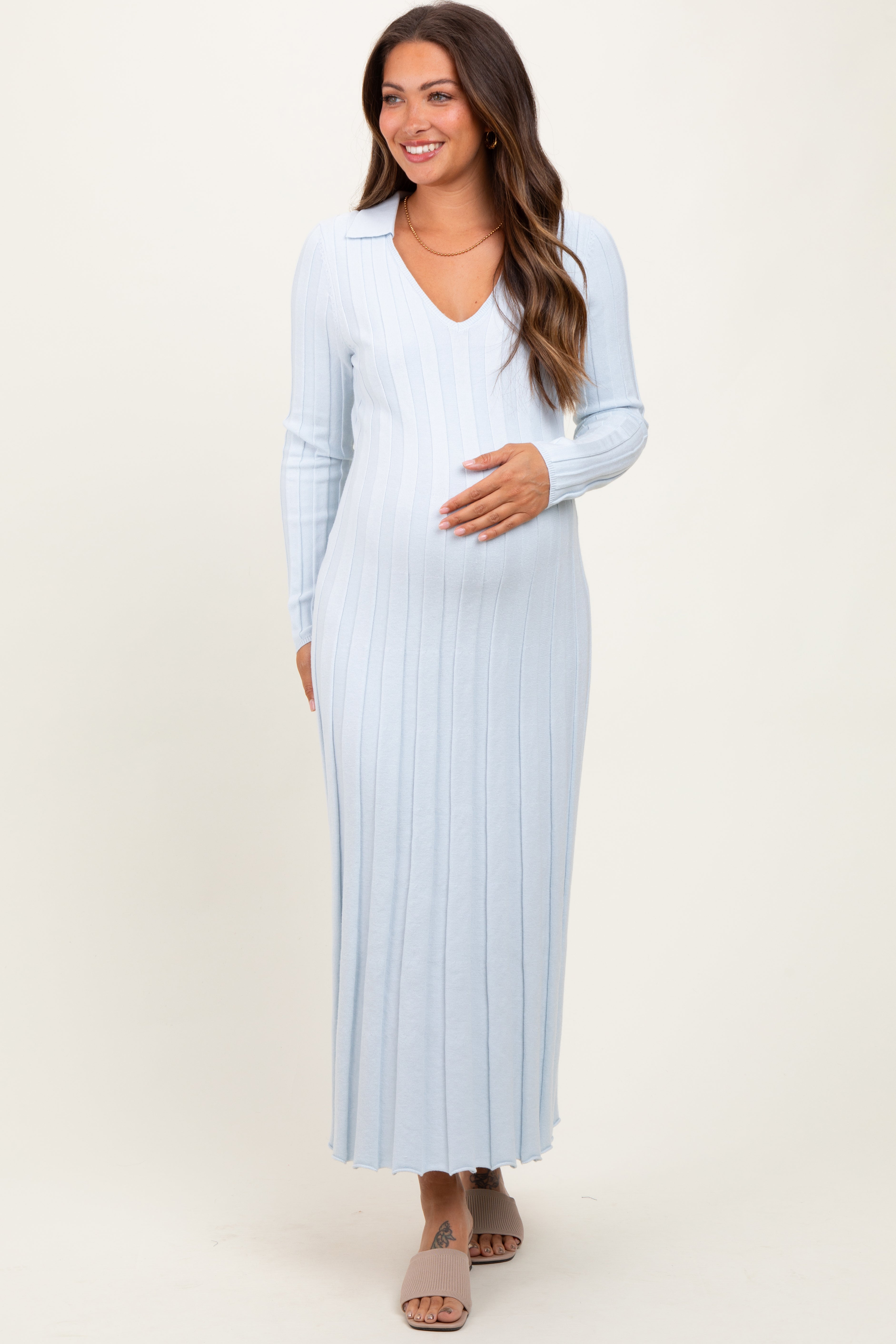 Hellblaues Umstands-Midikleid aus breitem Rippstrick mit Kragen