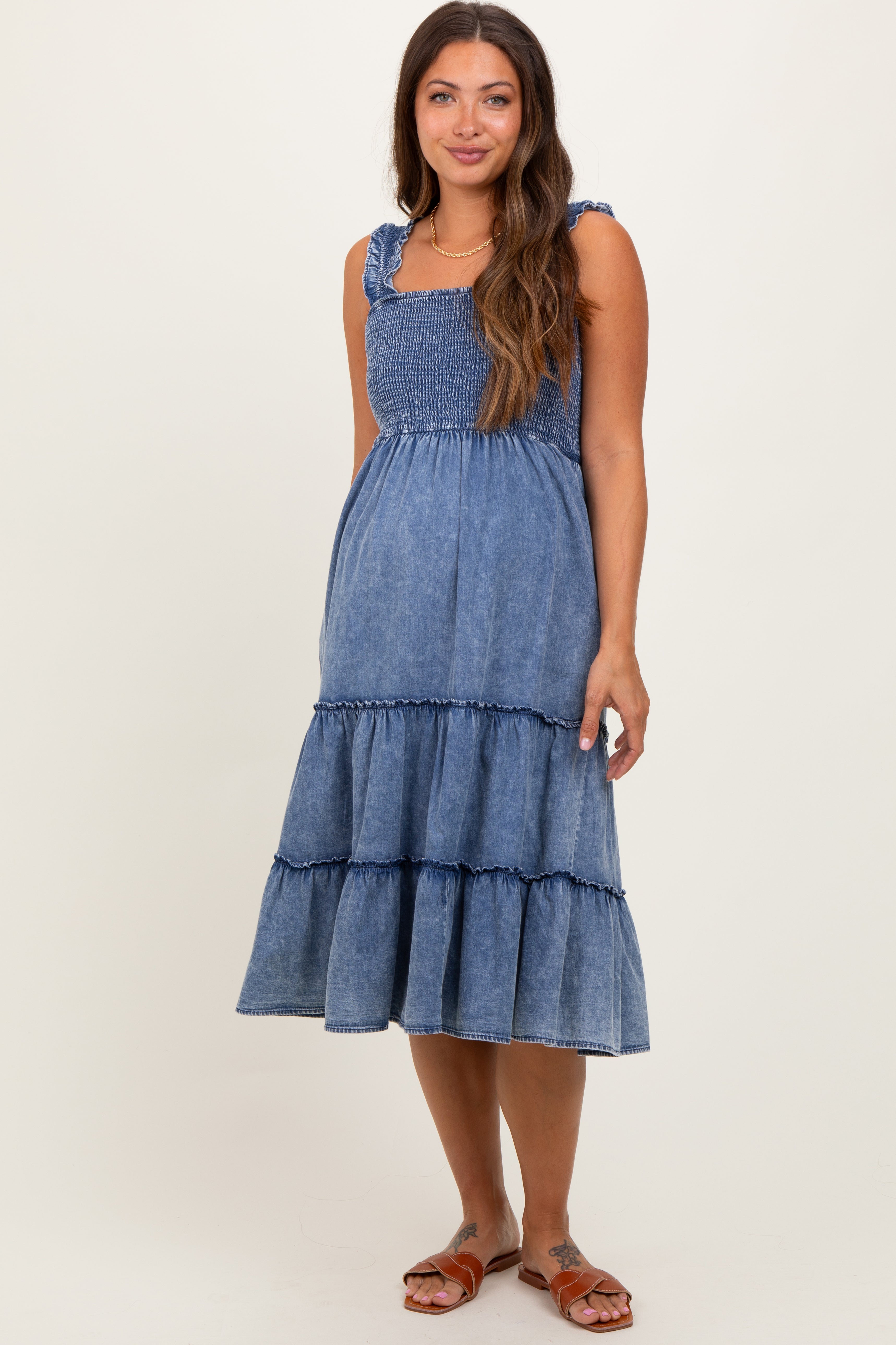 Blaues Umstands-Midikleid aus Chambray mit Smok, Rüschen und Stufenrock