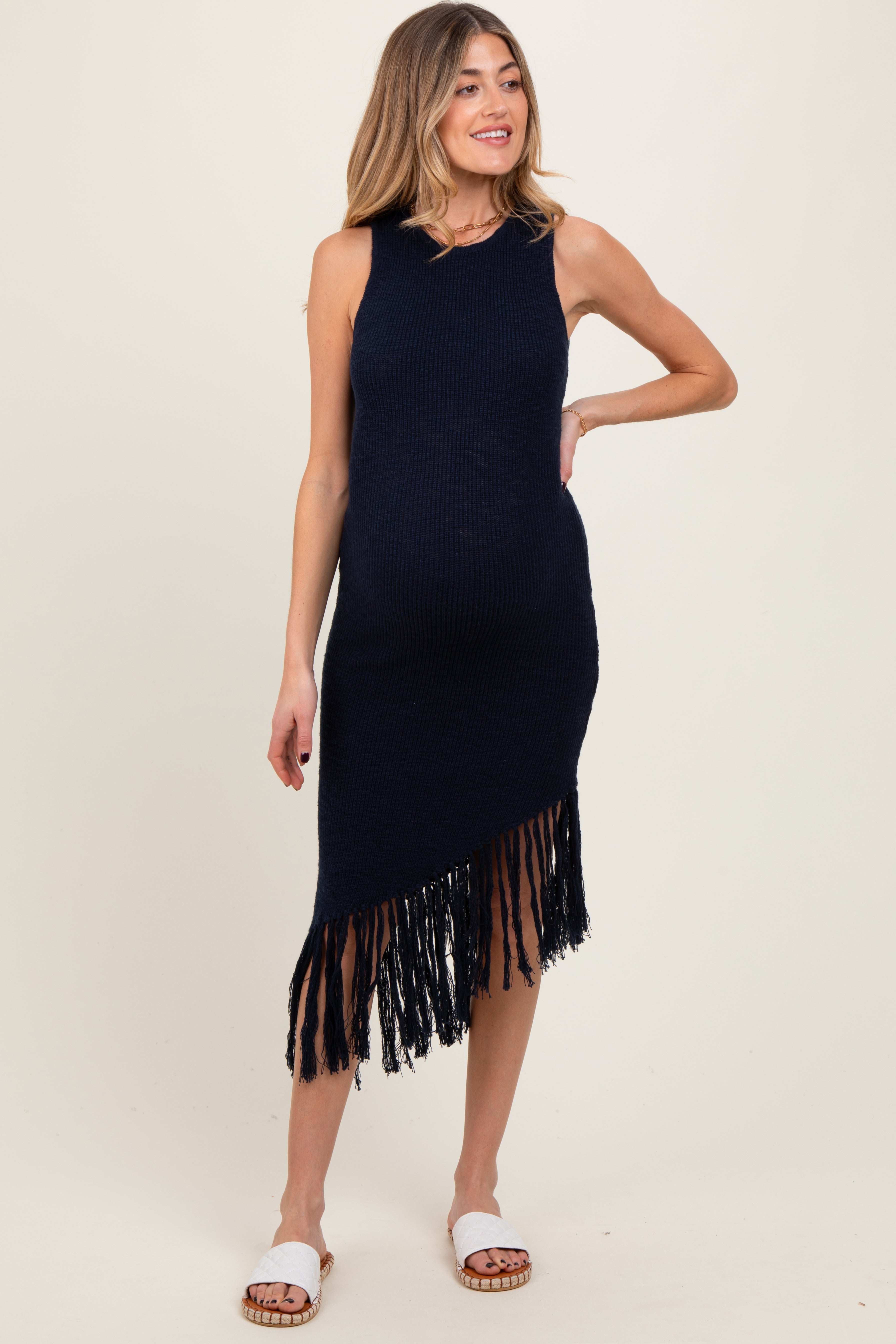 Umstands-Strickkleid in Marineblau mit Rippenstruktur, Fransen und asymmetrischem Saum