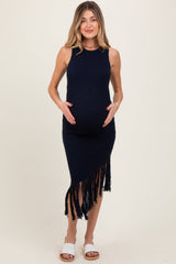 Umstands-Strickkleid in Marineblau mit Rippenstruktur, Fransen und asymmetrischem Saum