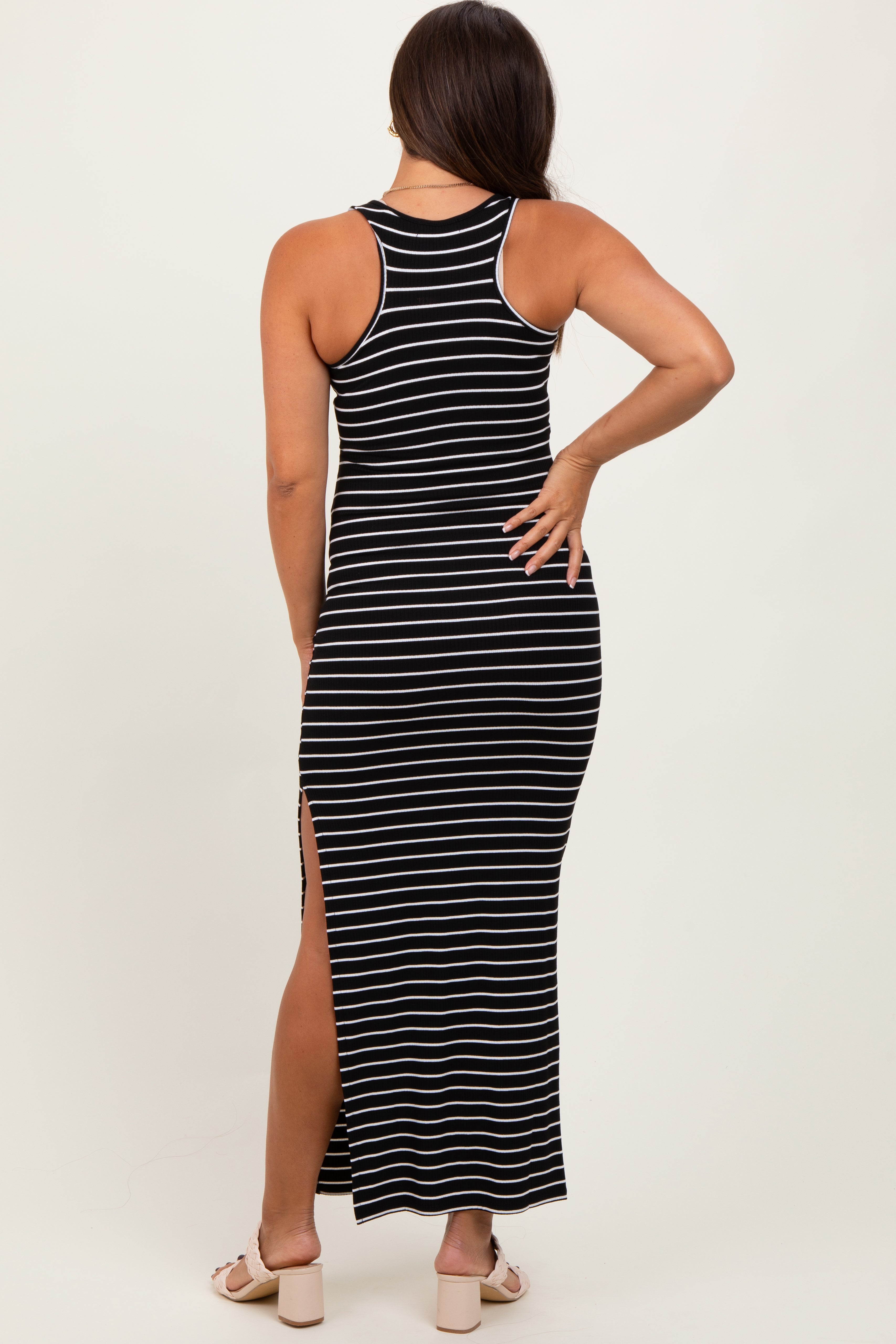 Schwarz-elfenbeinfarbenes gestreiftes Umstands-Maxikleid mit Seitenschlitz