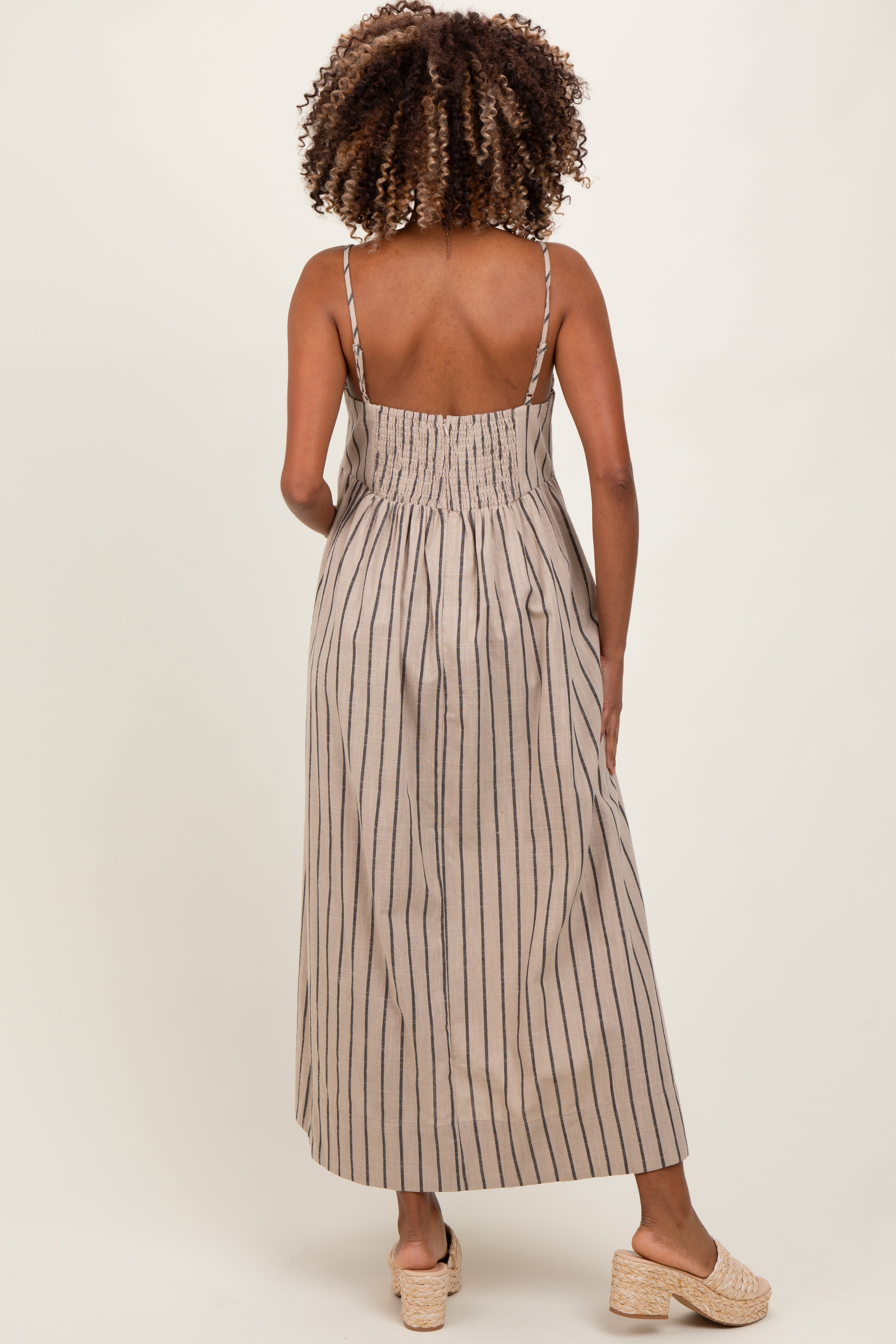 Beigefarbenes, gestreiftes Umstands-Maxikleid aus Leinenmischung