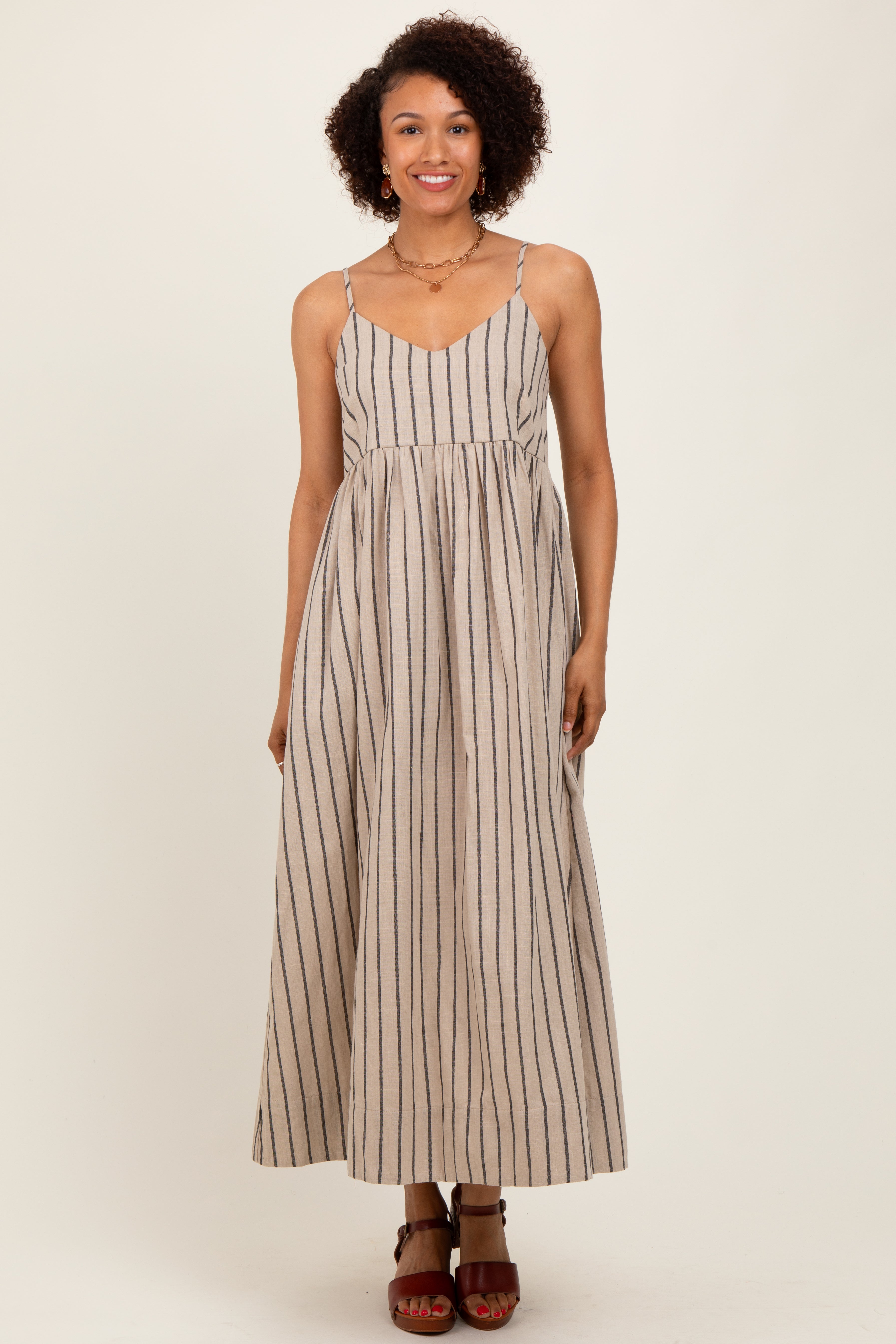 Beigefarbenes, gestreiftes Umstands-Maxikleid aus Leinenmischung
